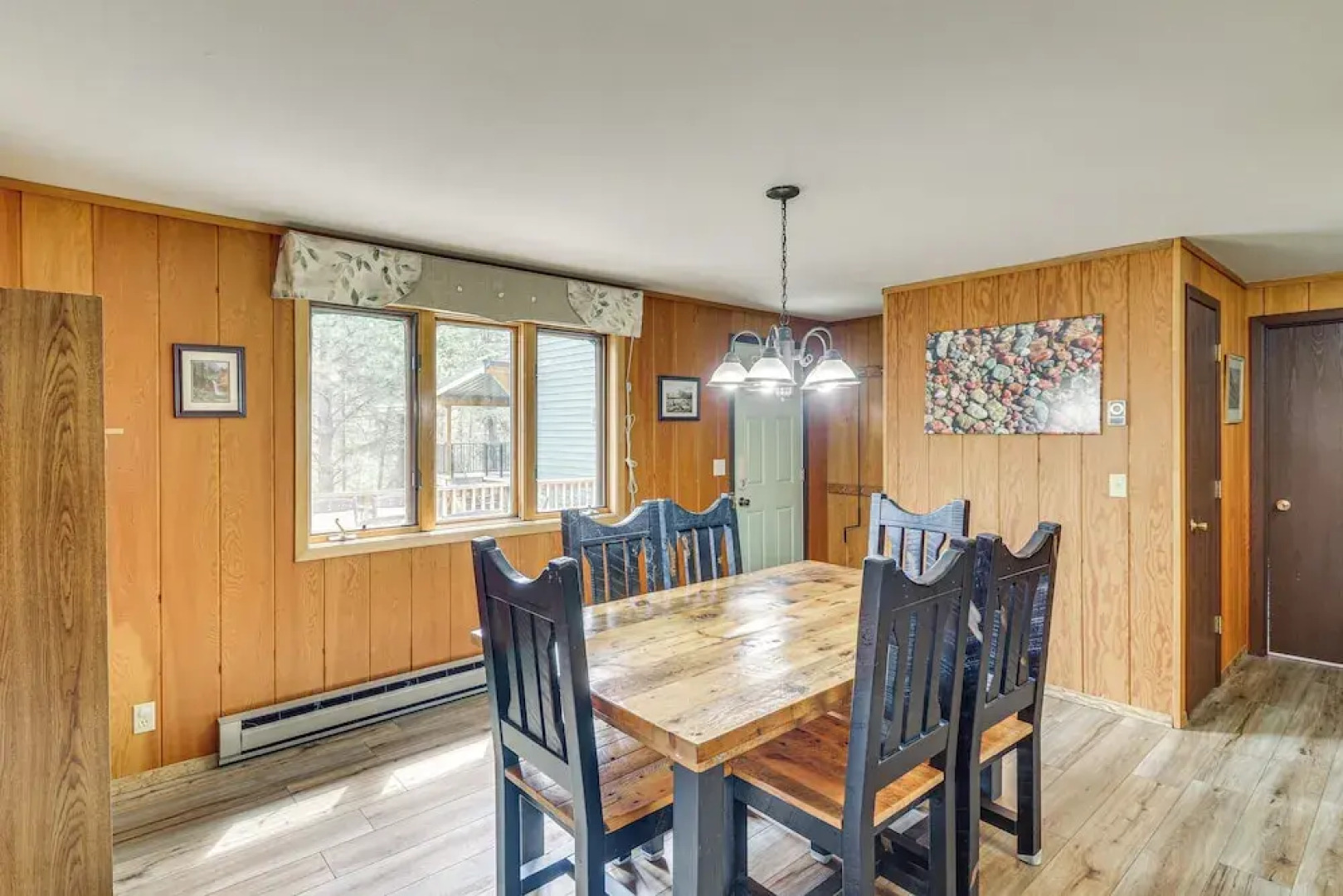 Scenic Forest Lodge Outside Glacier National Park!