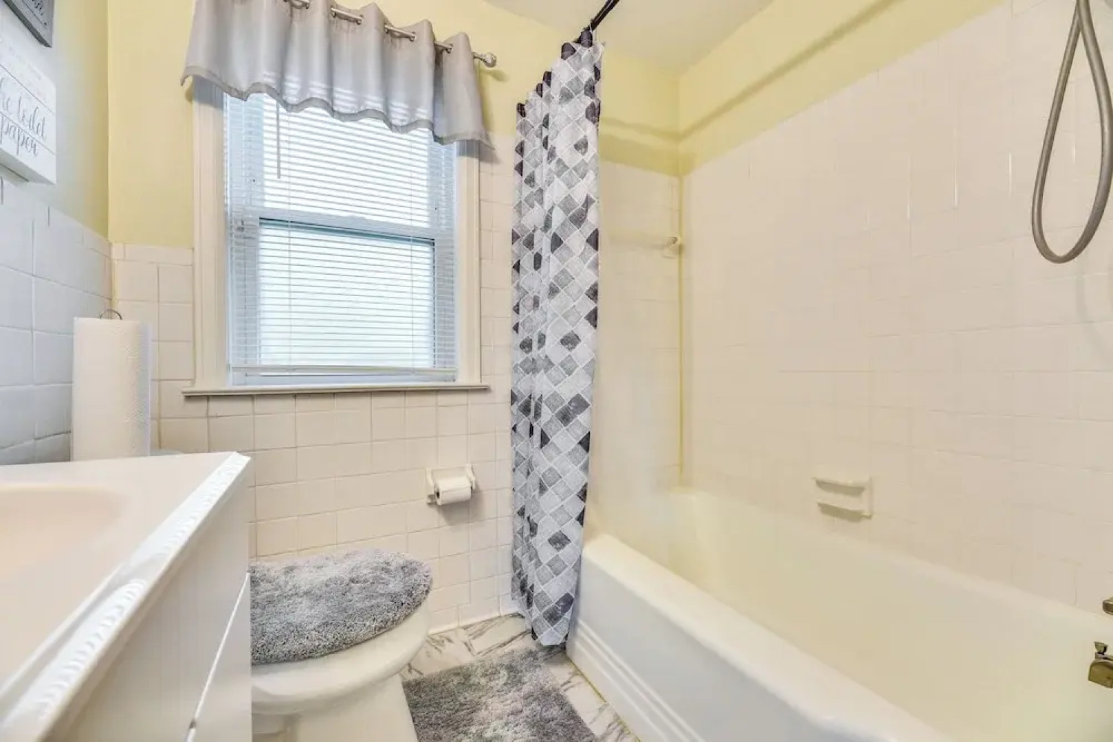 Quiet Cheektowaga Retreat: 23 Mi to Niagara Falls!