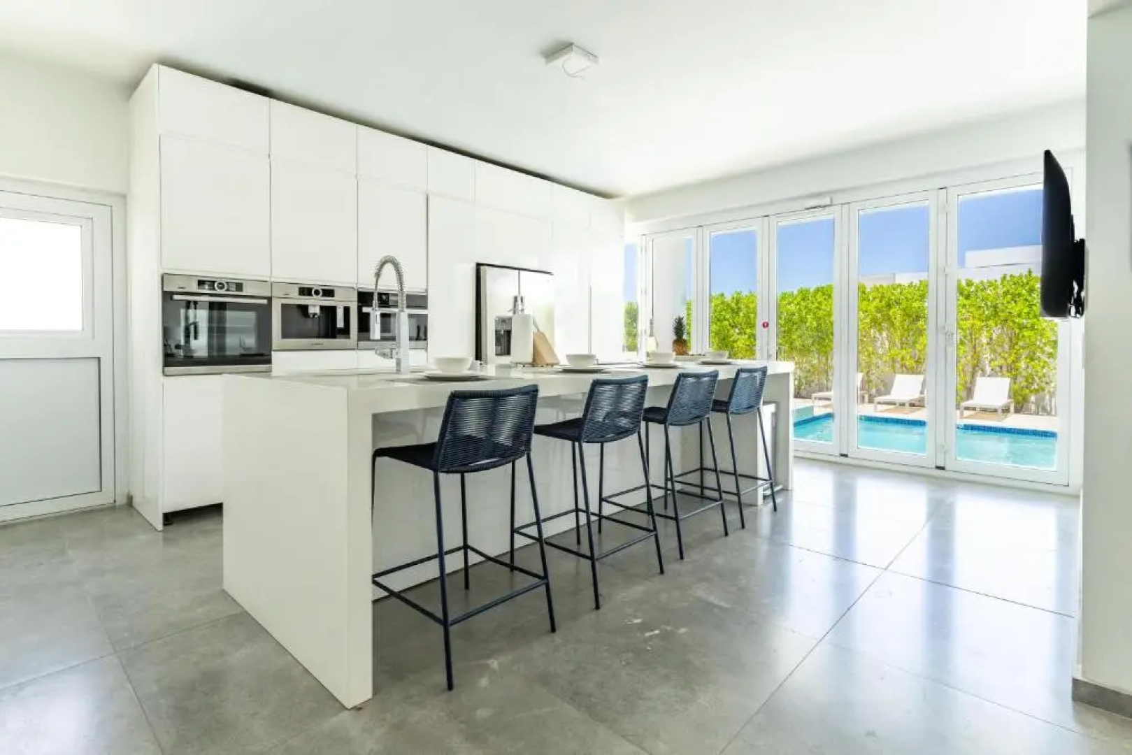 Grand Modern Villa 6-bedroom! Brand New! Heated Jacuzzi!