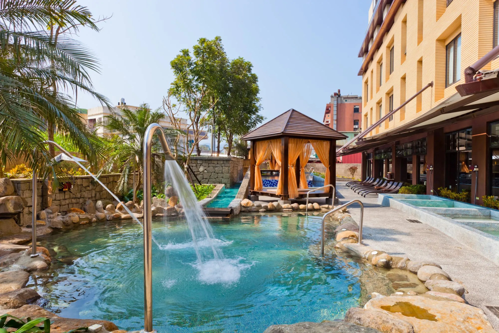 The Loft Seaside Suites