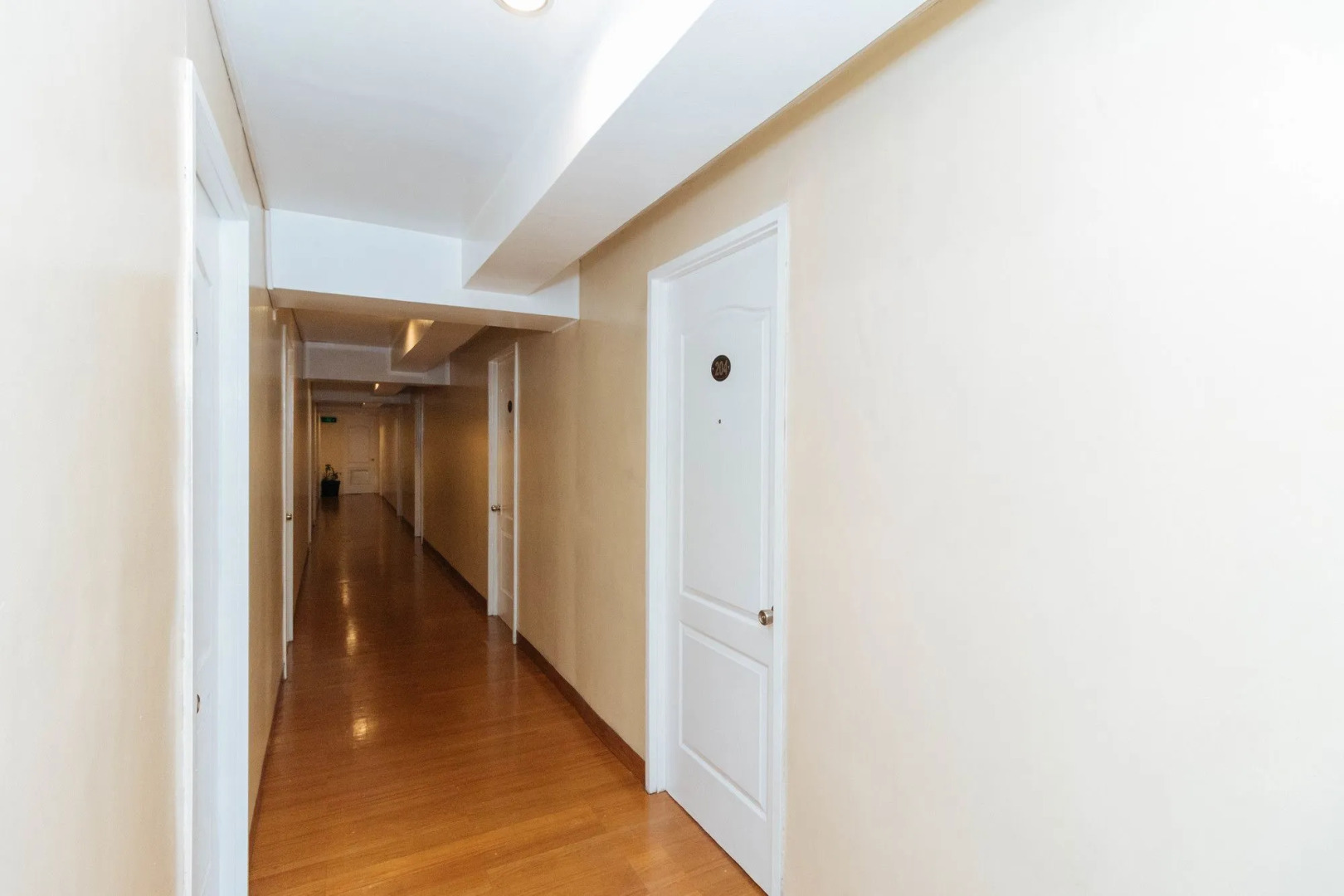 RedDoorz @ Amorsolo Makati