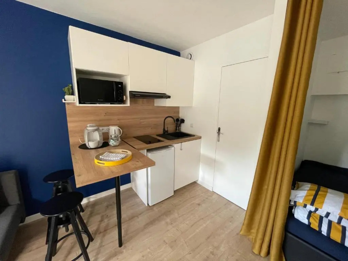 Appartement avec balcon et vue sur port - wifi privé - au dessus du Restaurant le Yackams
