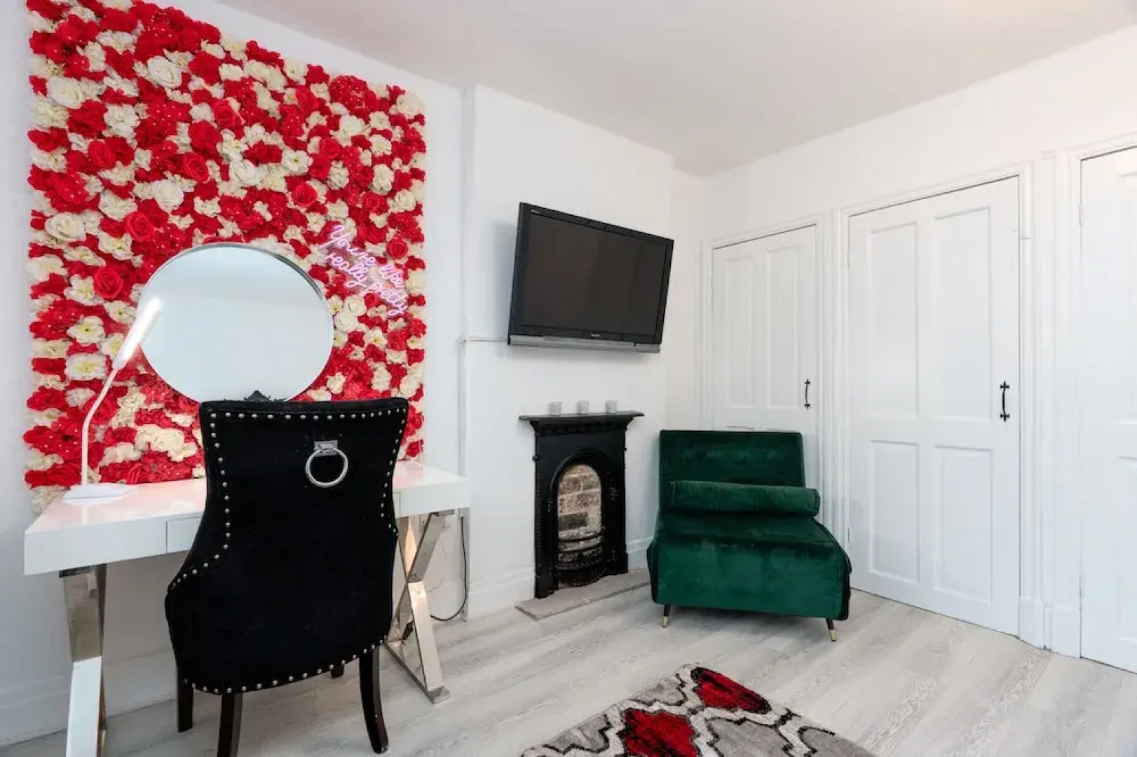 Cosy Cottage - Sleeps 6, Parking & Pet Friendly!