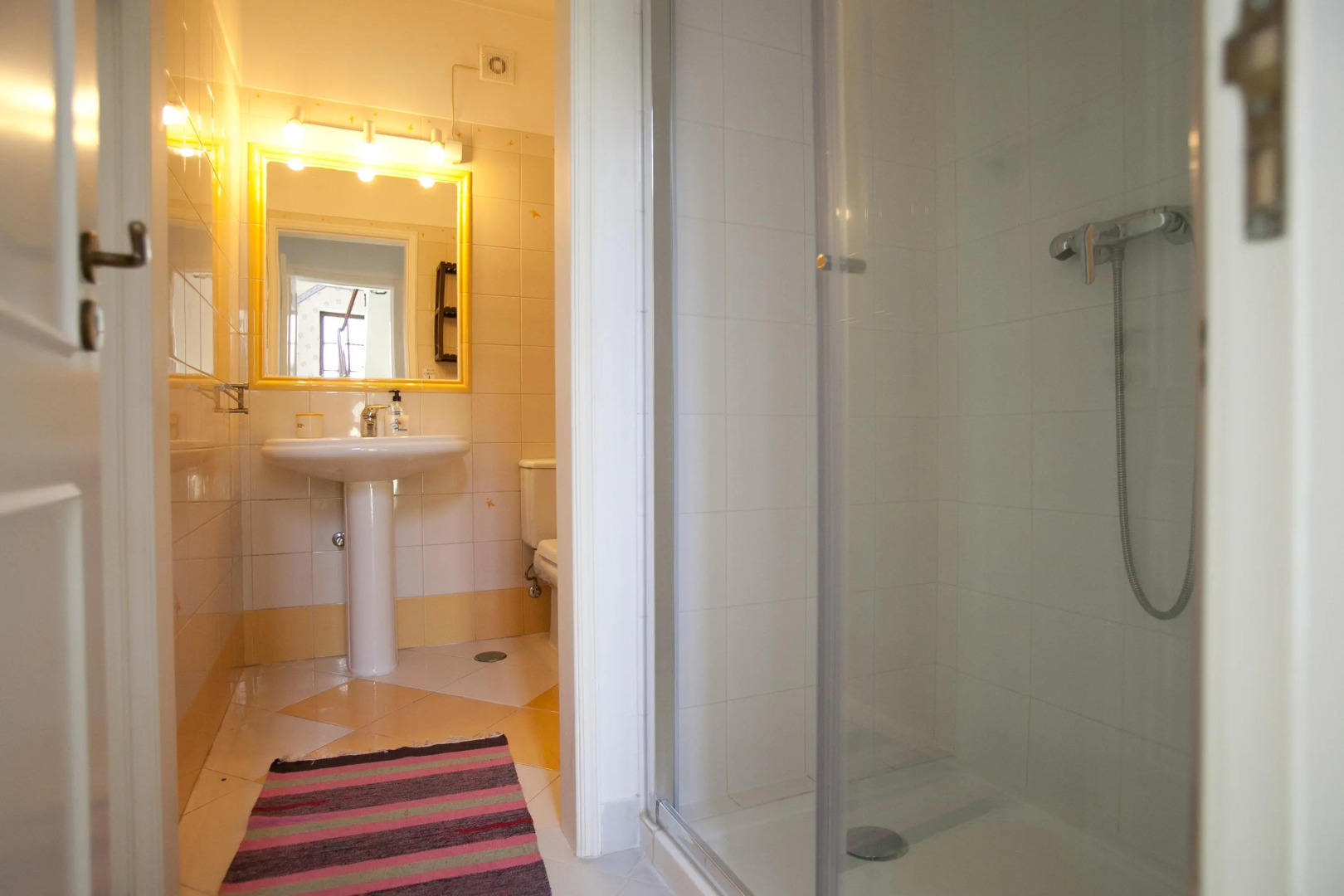 Ericeira Chill Hill Hostel & Private Rooms - Peach Garden