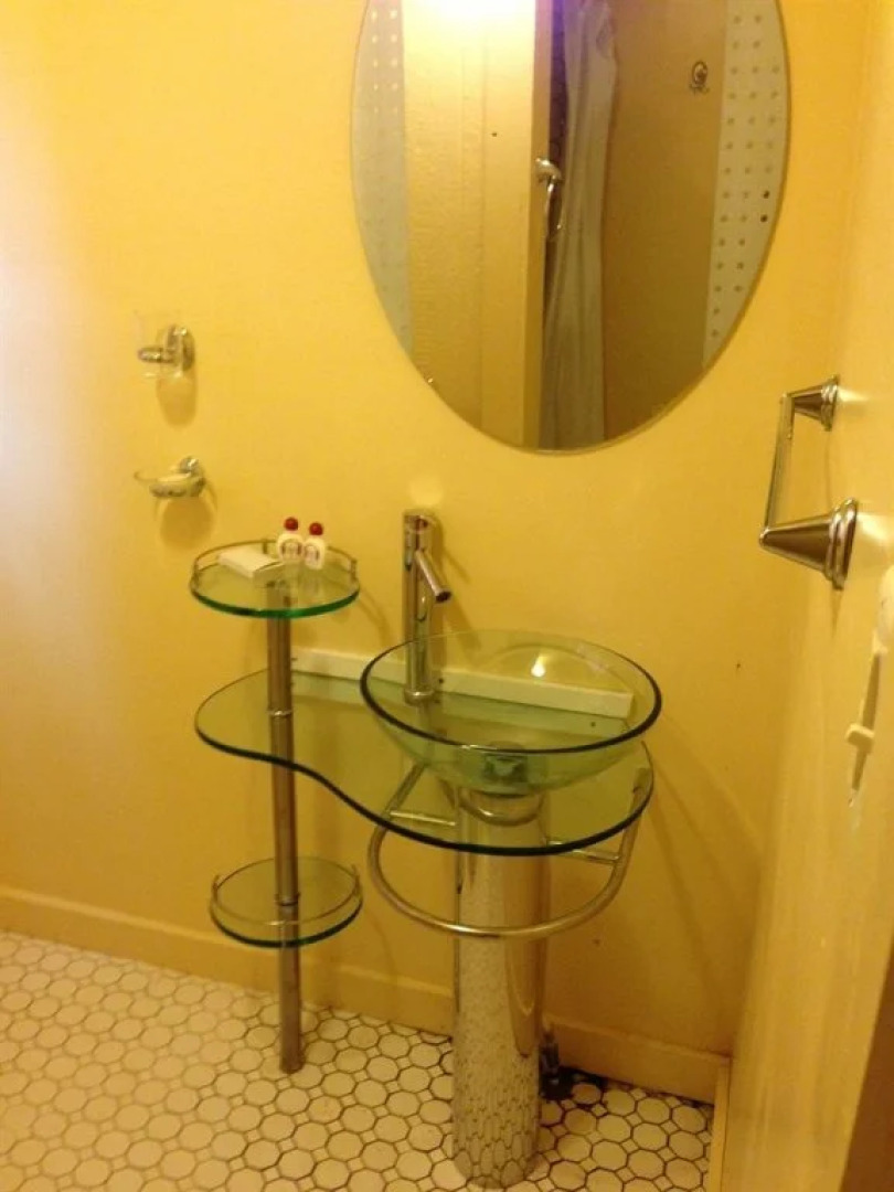 Crest Inn Suites & Cottages