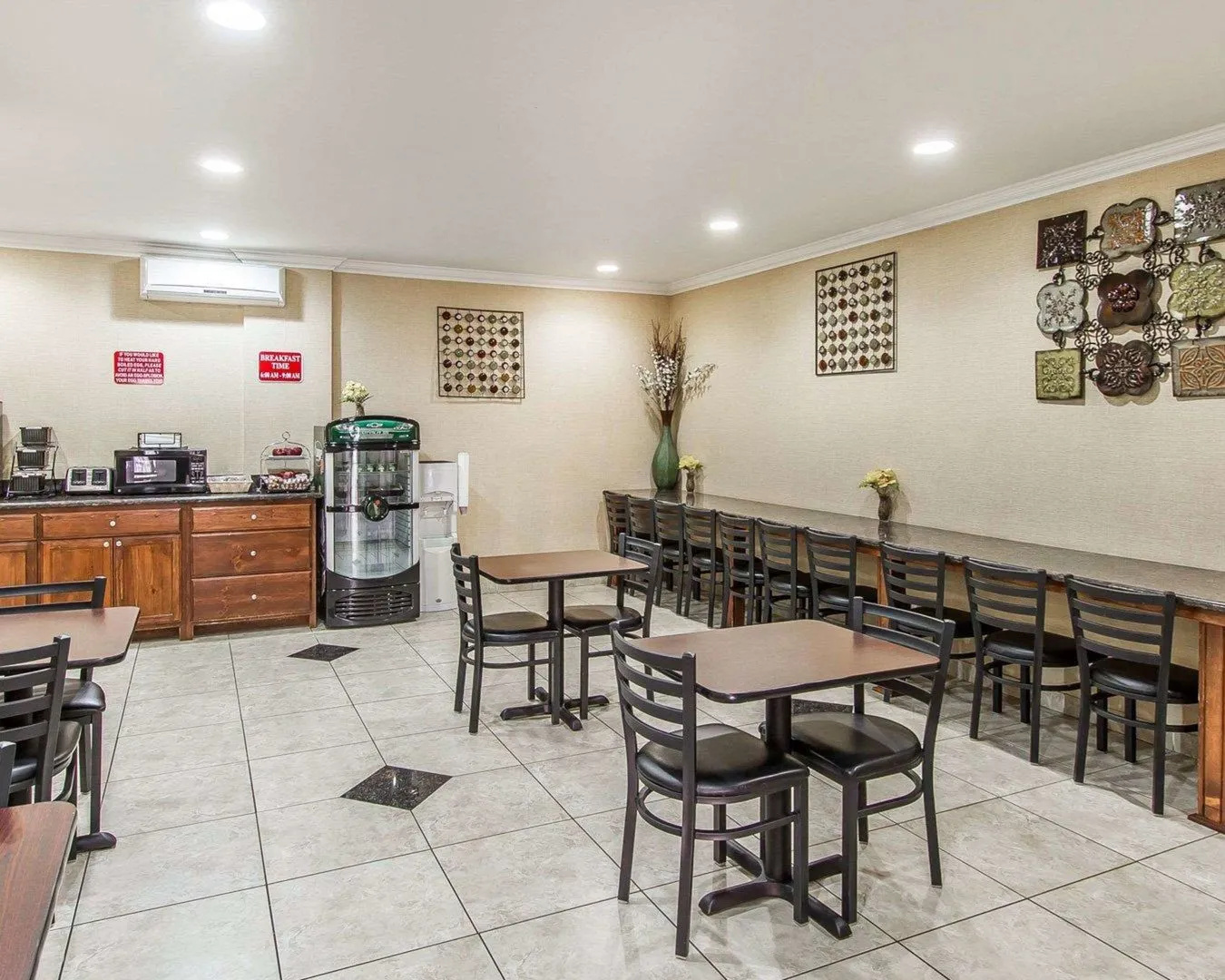 Econo Lodge Inn & Suites