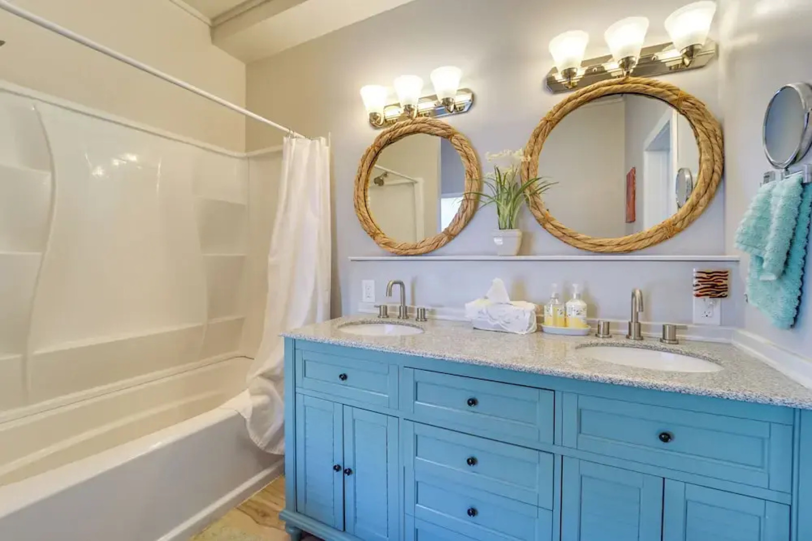 'dolorable' Home w/ Yard - Walk to River!