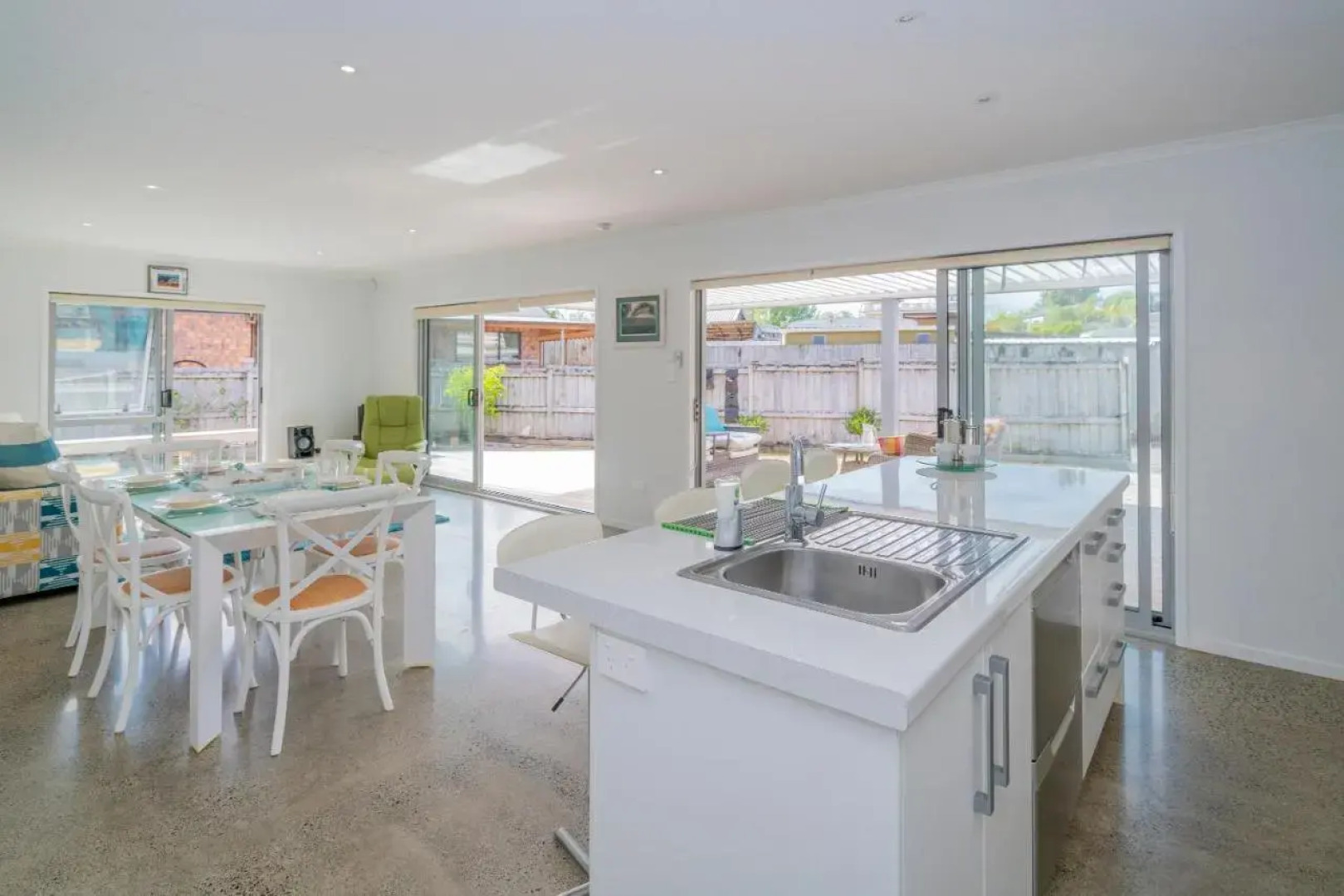 Rose's Beach Pad - Matarangi Holiday Home