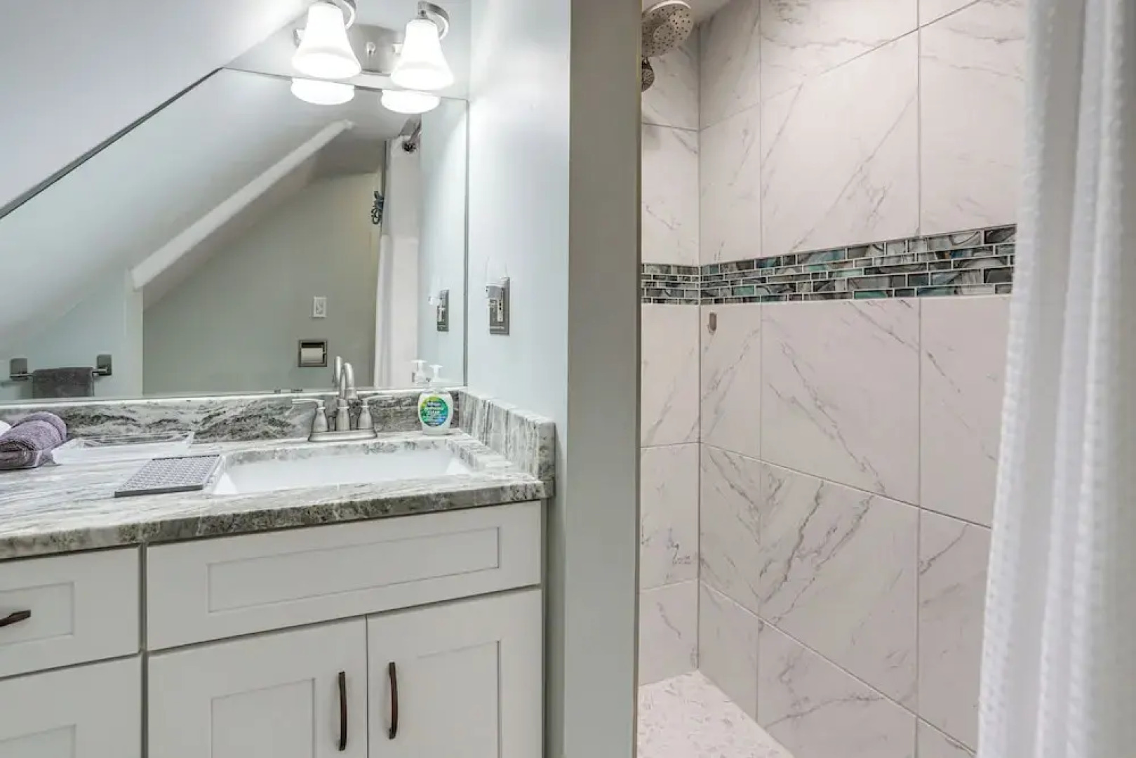 3 Mi to Cedar Point: Sunny Sandusky Home w/ Yard