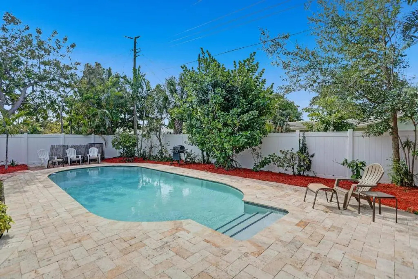 NEW Adorable Villa 7 min to Beach Trampoline