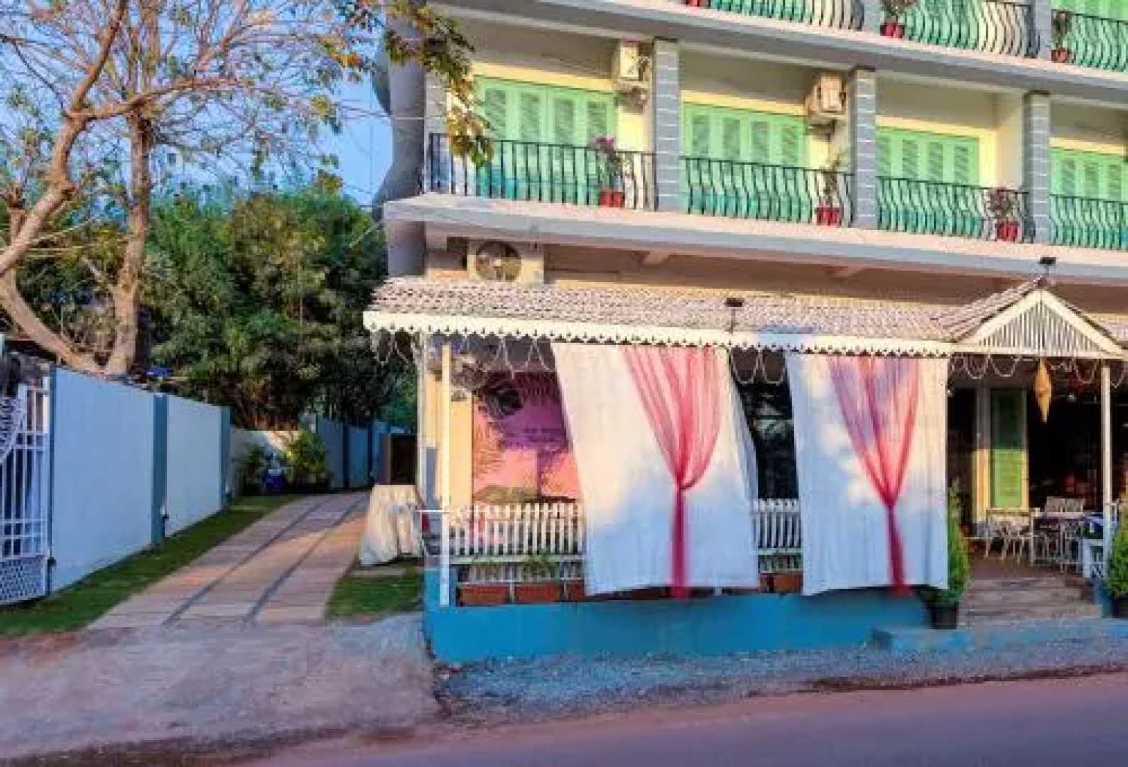 Woke Hostel - Morjim