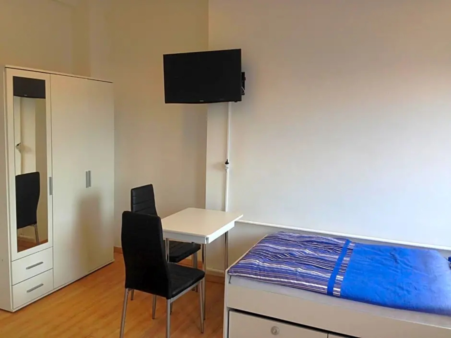 Montagehotel Bed  Steel