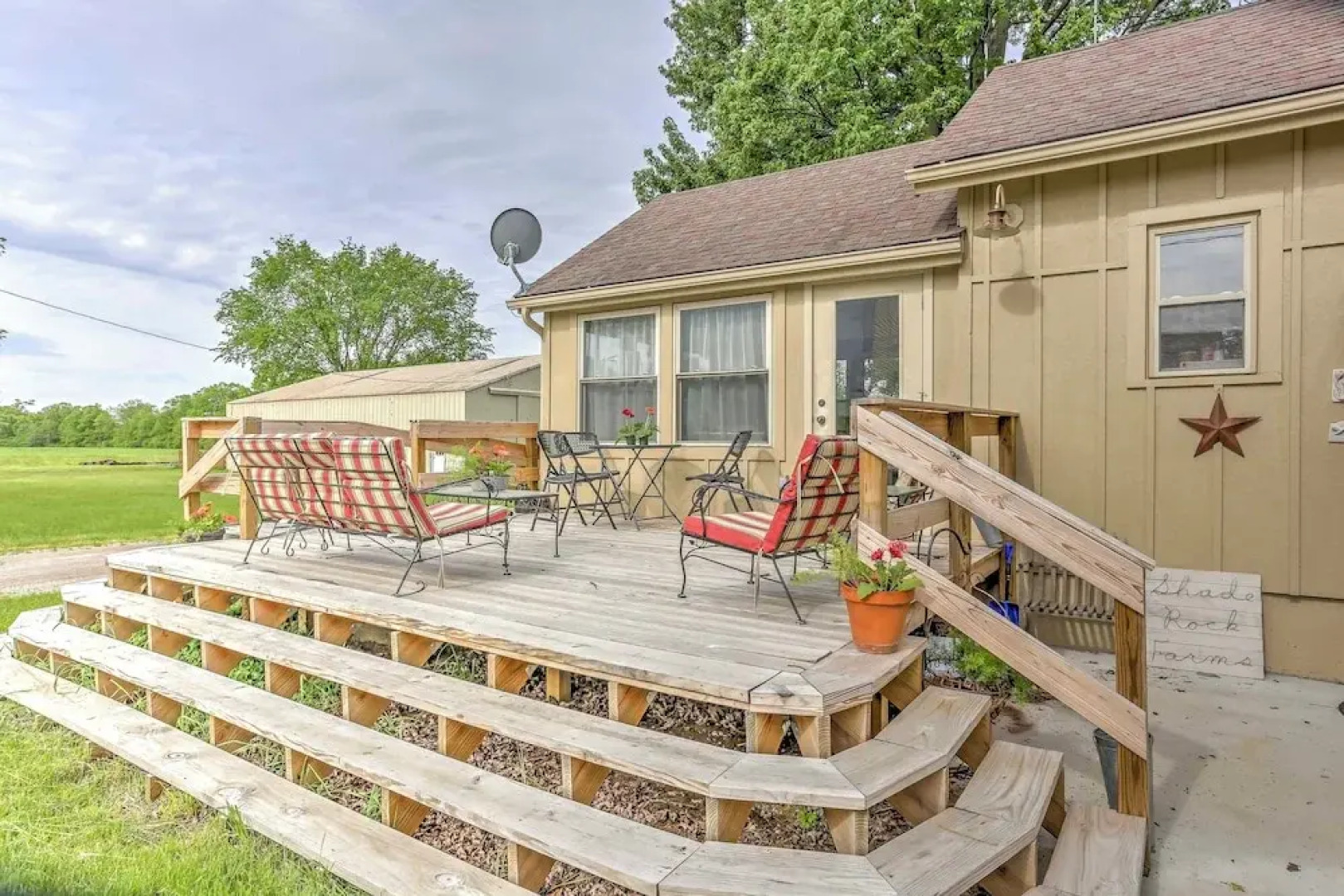 Historic Ottawa Lake House: Deck, Barn + 96 Acres!