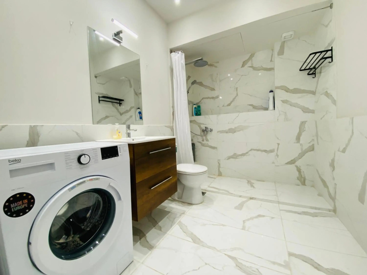 地铁站旁,免费停车位,距机场15分钟车程,独享80平米露台和美景,星空帐篷,舒适淋浴,宽敞3间房3张双人床公寓