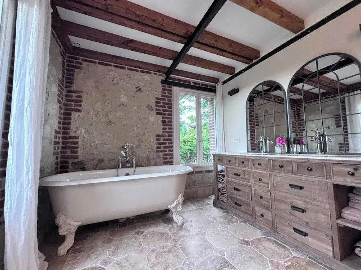 Exceptional 5 Bedroom House Near the Beach