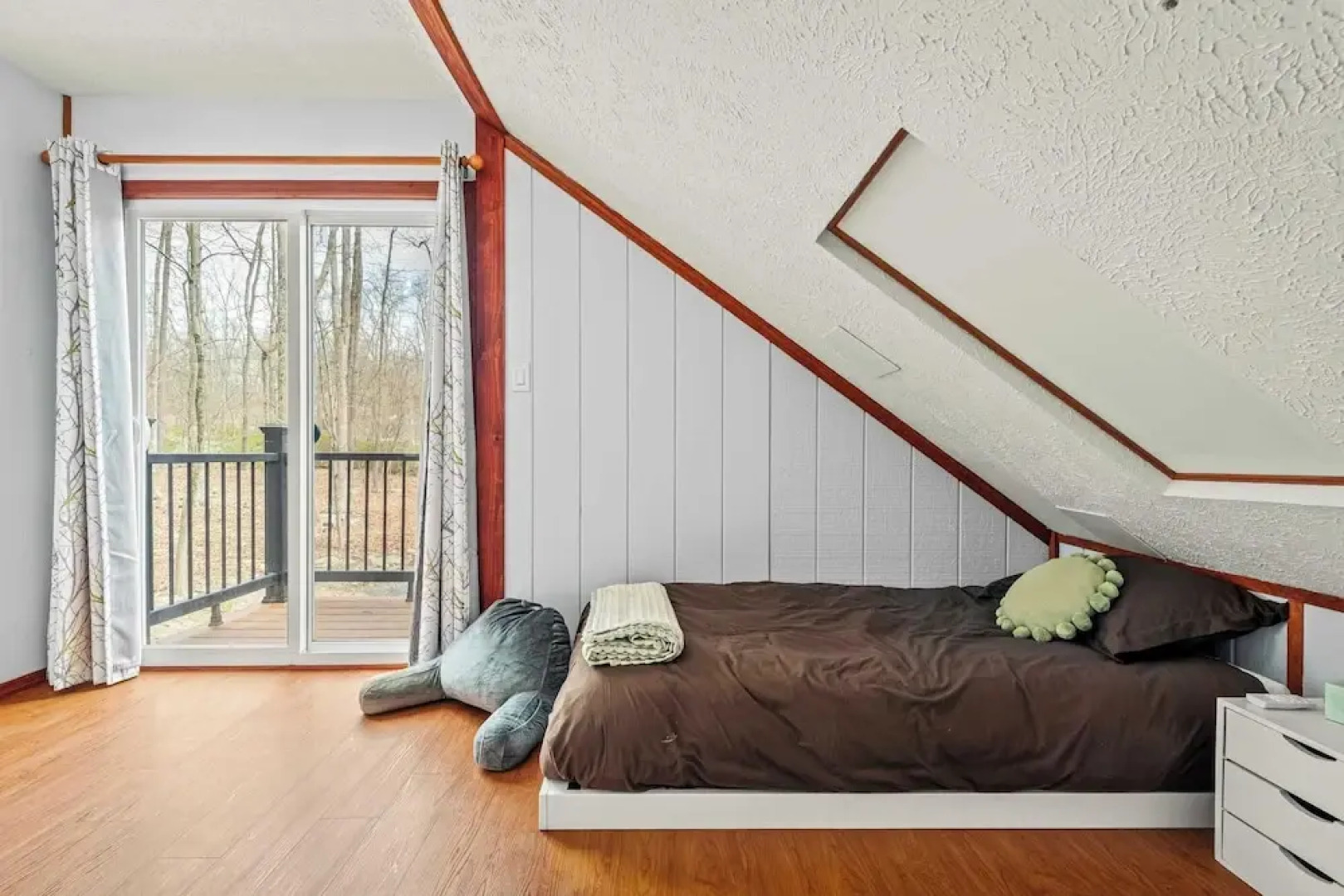 Stylish Renovated Home Open Layout, Coffee Bar + Near Hiking & Waterfalls