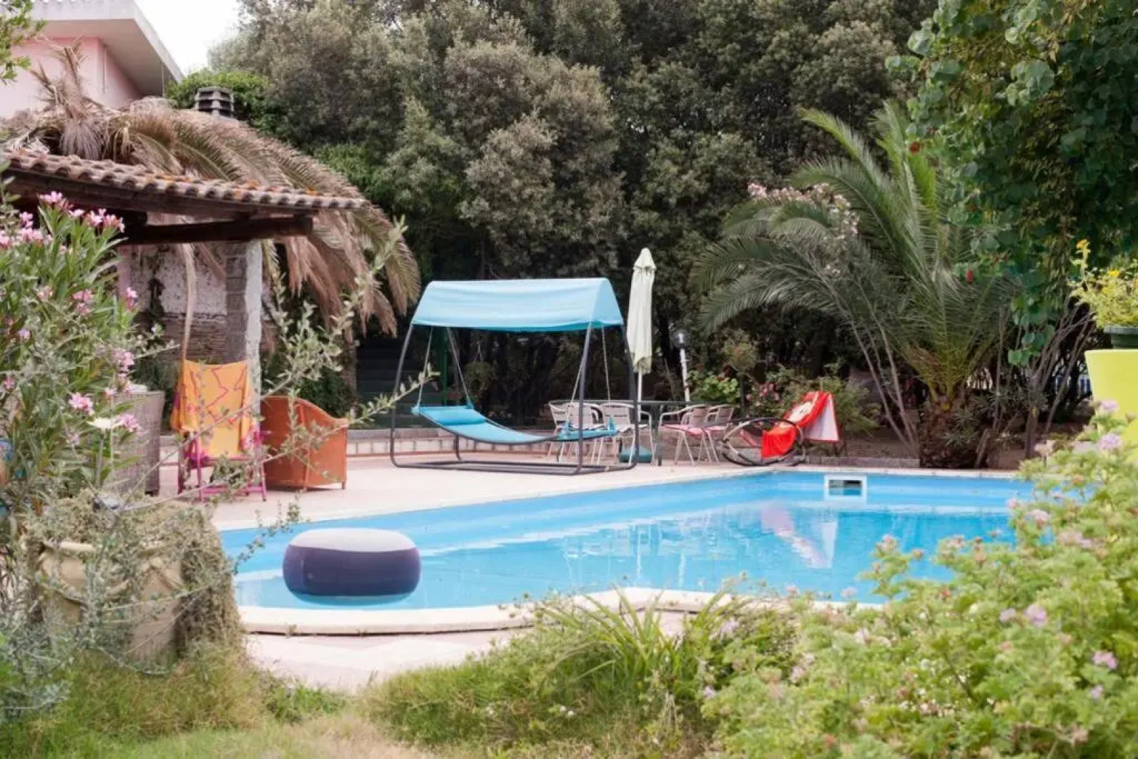 Loft mansardato con giardino e piscina/ loft with garden and swimming pool