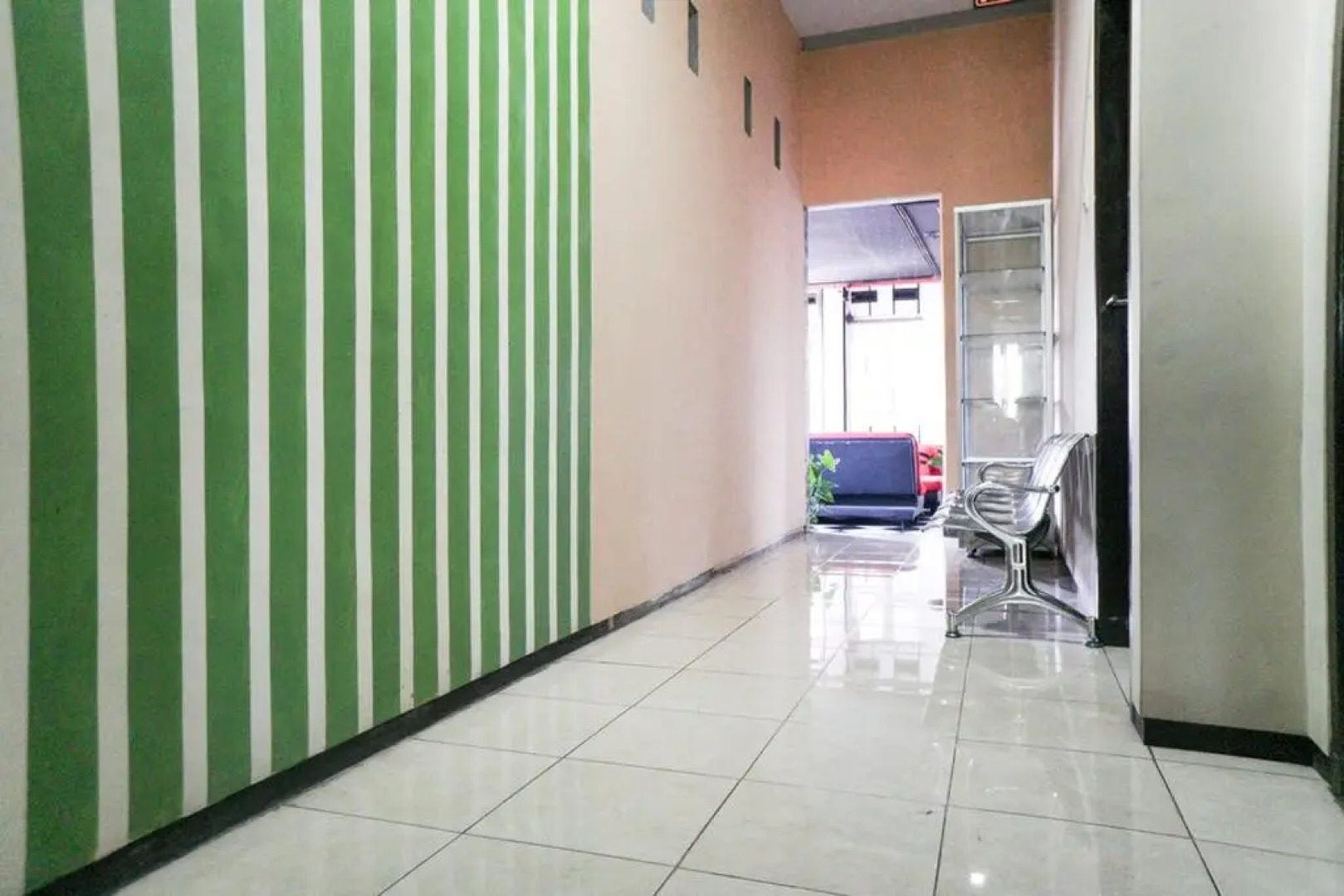 RedDoorz near Alun Alun Batu