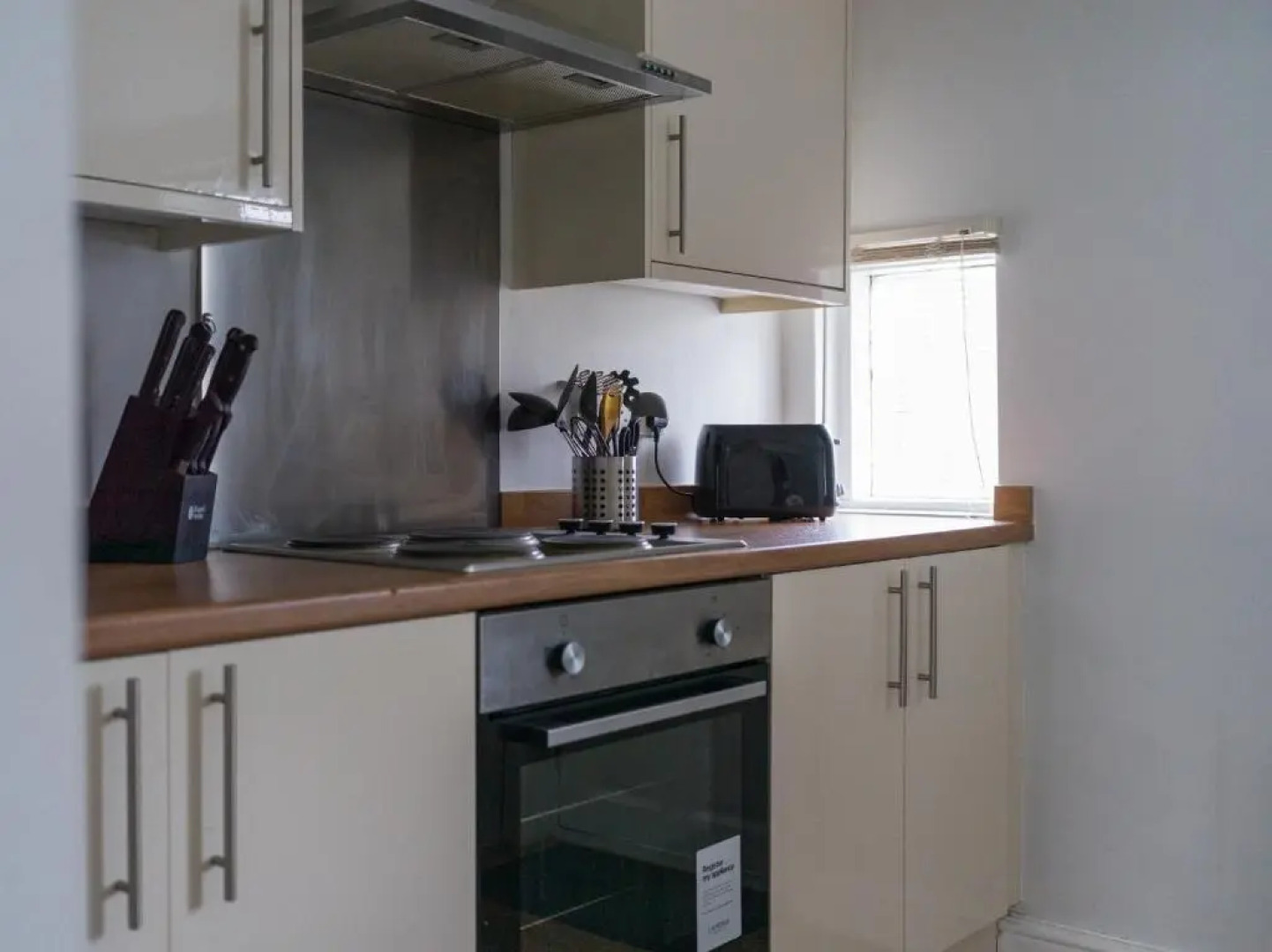 House - Sleeps 4 - Pet Friendly - Parking - Garden