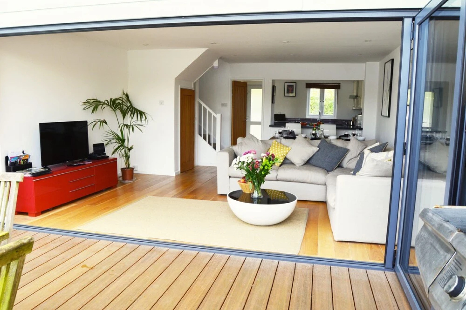 Stylish New England lakeside retreat in the Cotswold Water Park with hot tub