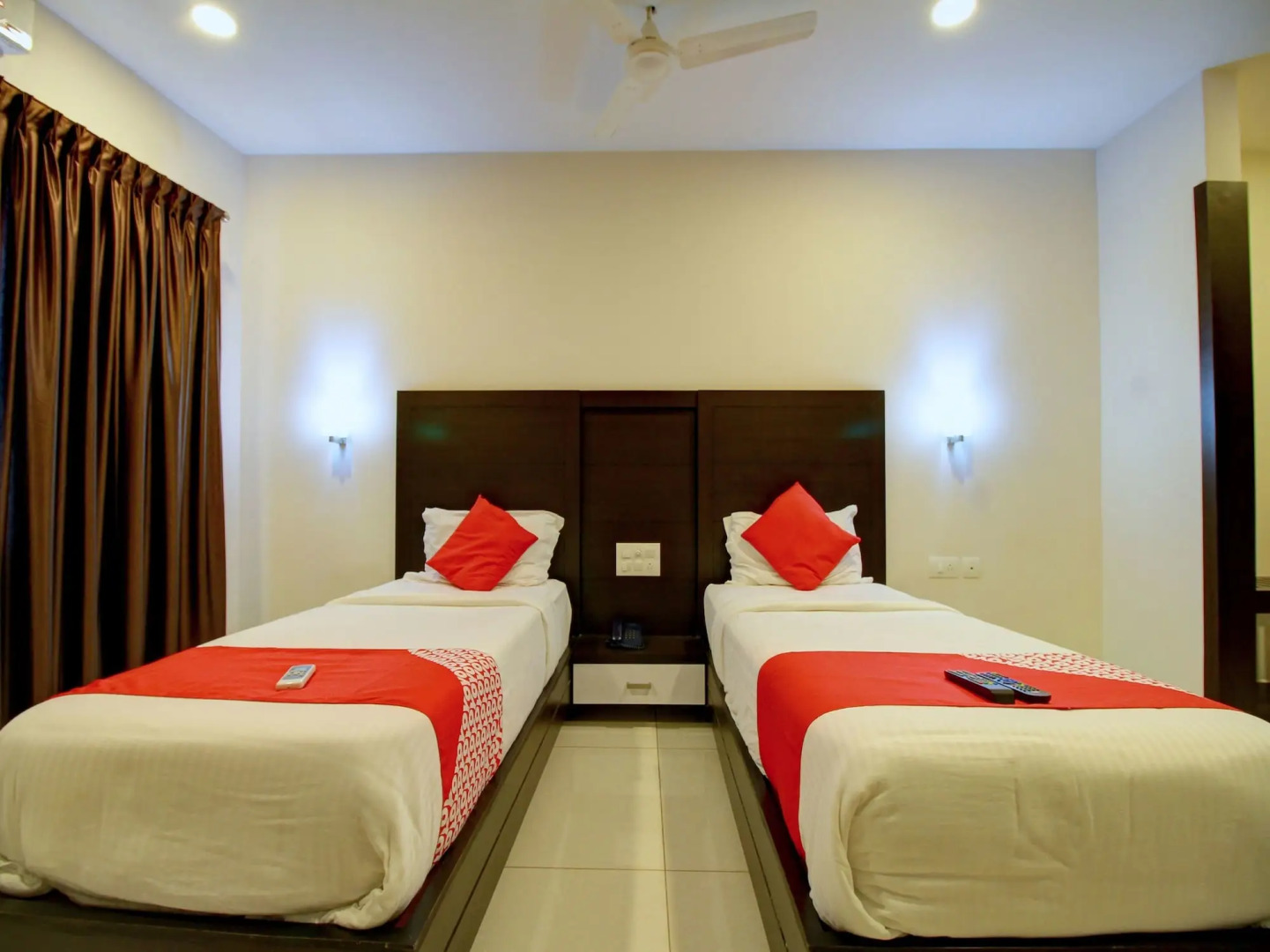 OYO 15909 The Traders Hotel