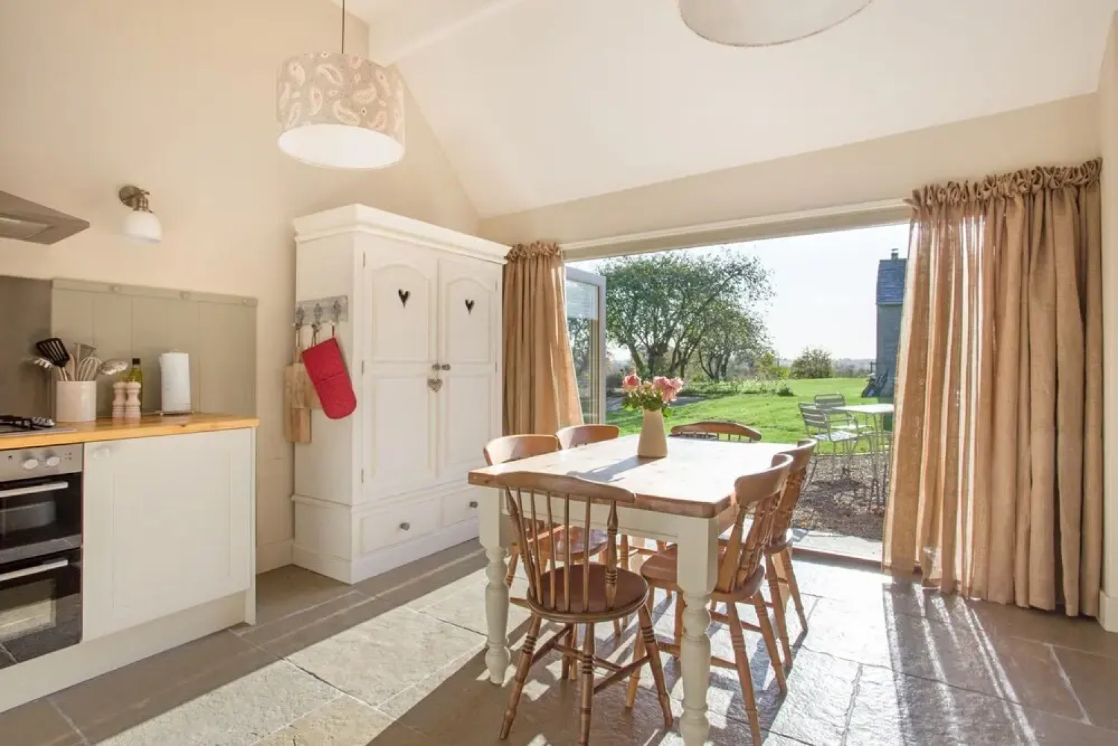 Classic Cotswolds Getaway in Radcot