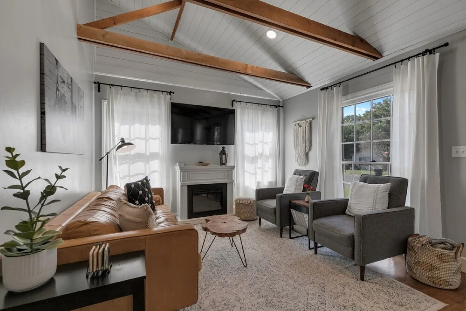 New Modern Farmhouse With Hot Tub, Fire Pit, & Games