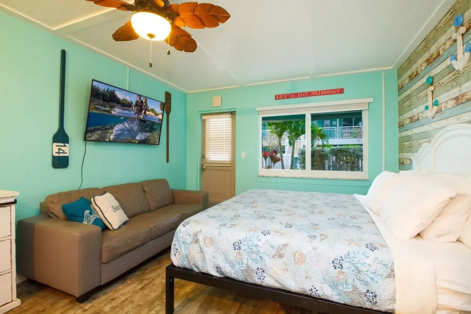 Tropic Terrace #9 - Beachfront Rental Studio Bedroom Condo by Redawning