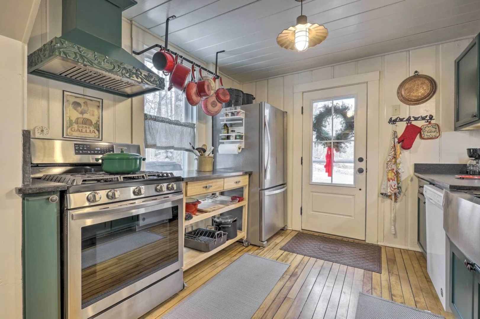 Charming Sutton Cottage: Walk to Lake & Farm!