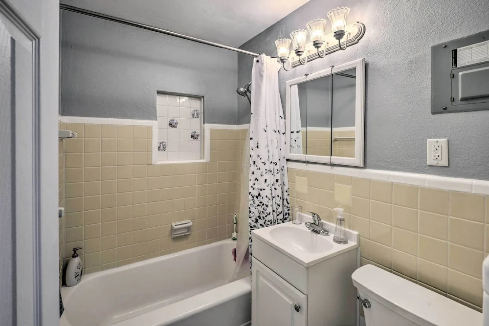 Ormond Beach Home w/ Screened Porch, Walk to Shore