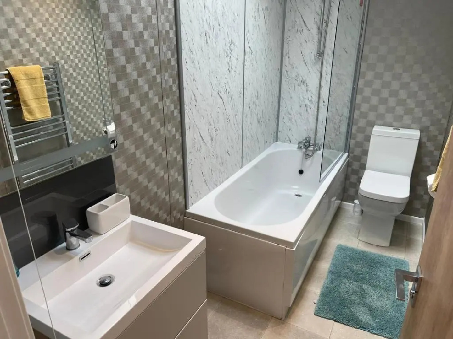 Indulgence Lakeside Lodge i3 with hot tub, private fishing peg situated at Tattershall Lakes Country Park