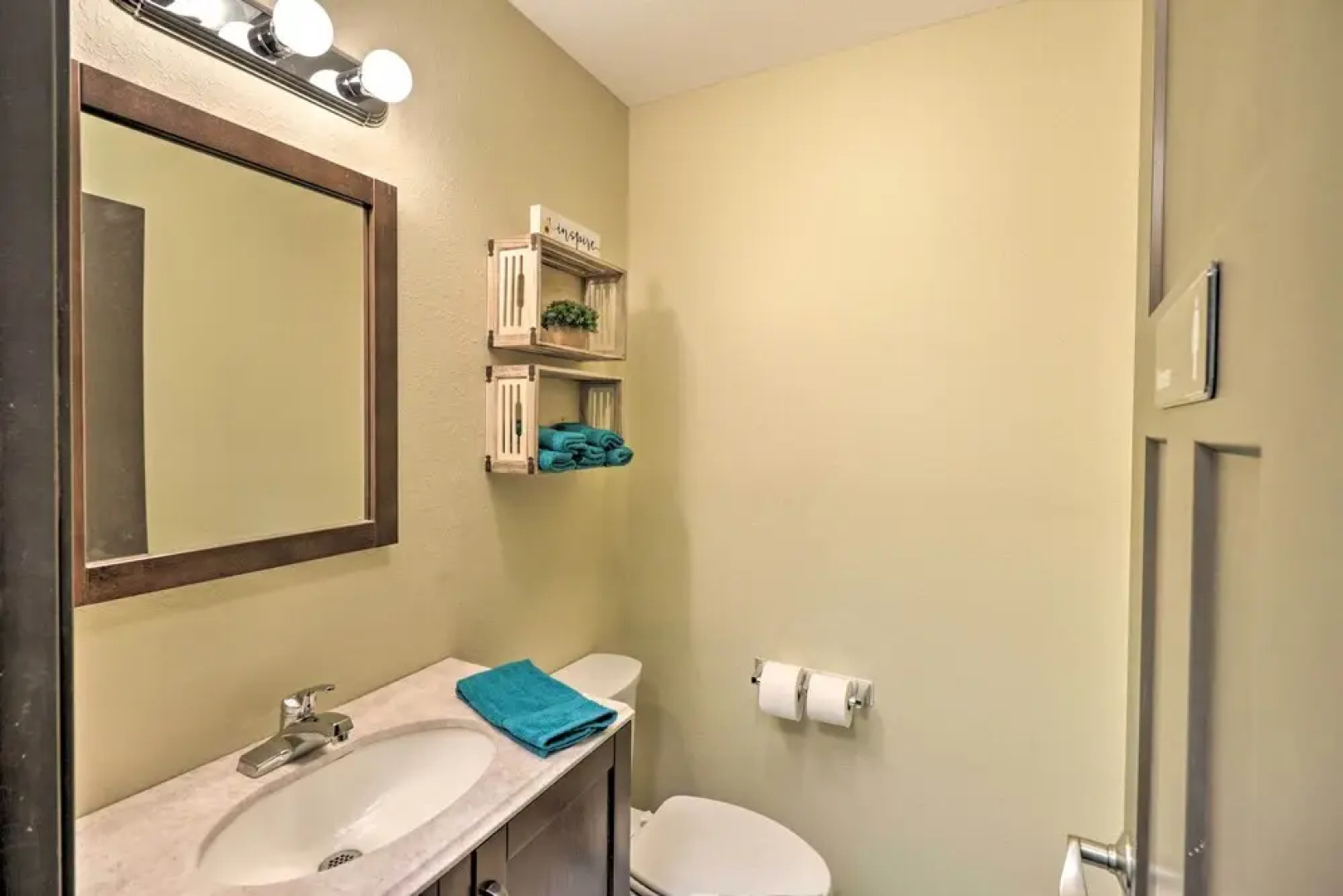 Roomy Multi-family Retreat in Dtwn Mountain Home!
