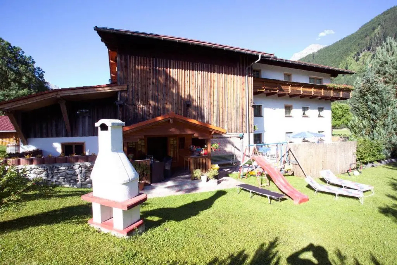 Ferienhaus Familien und Gruppenhaus Garten Grillkamin