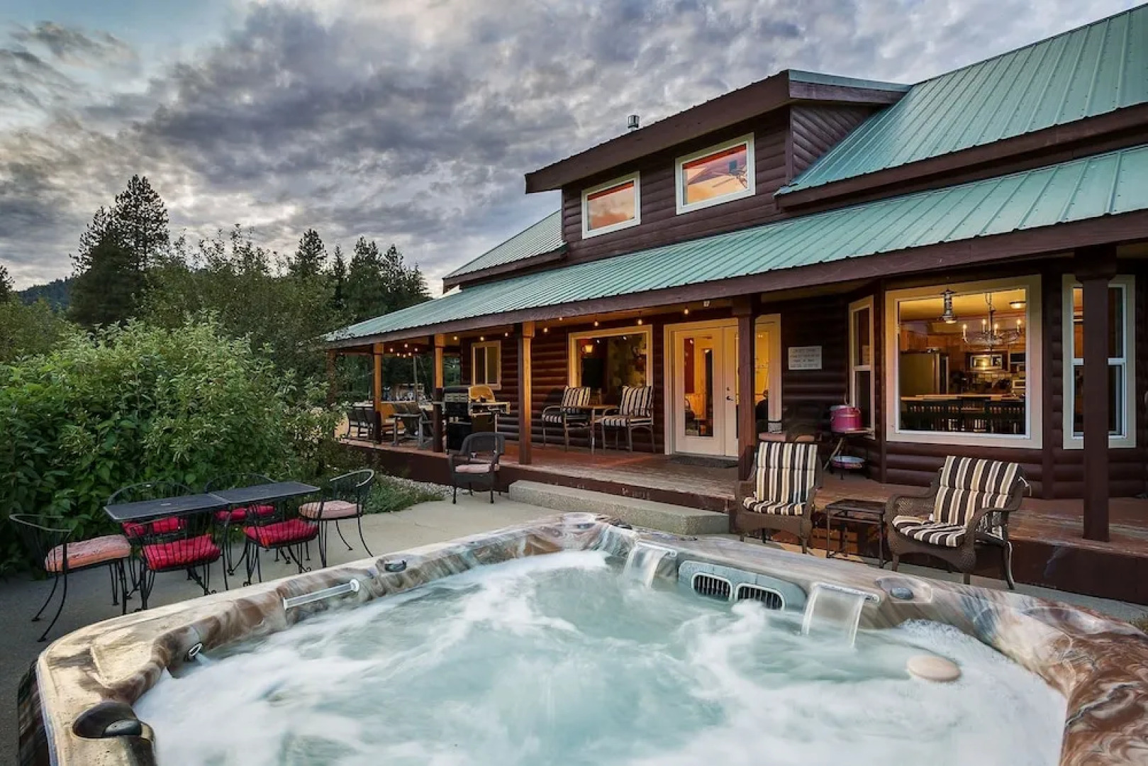 Alpine Acres Lodge 3 Bedroom Home by NW Comfy Cabins by RedAwning