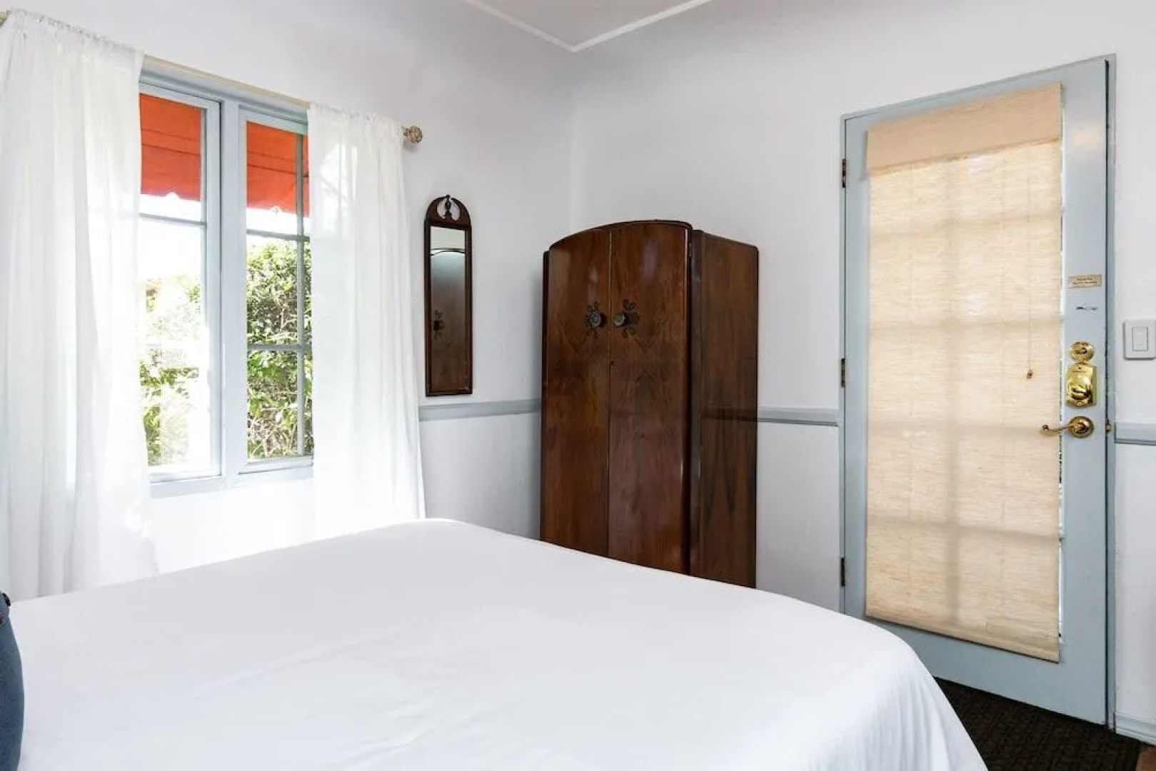 Sunny Hotel Room Corner Unit 1 Bedroom 1 Bathroom Hotel Room