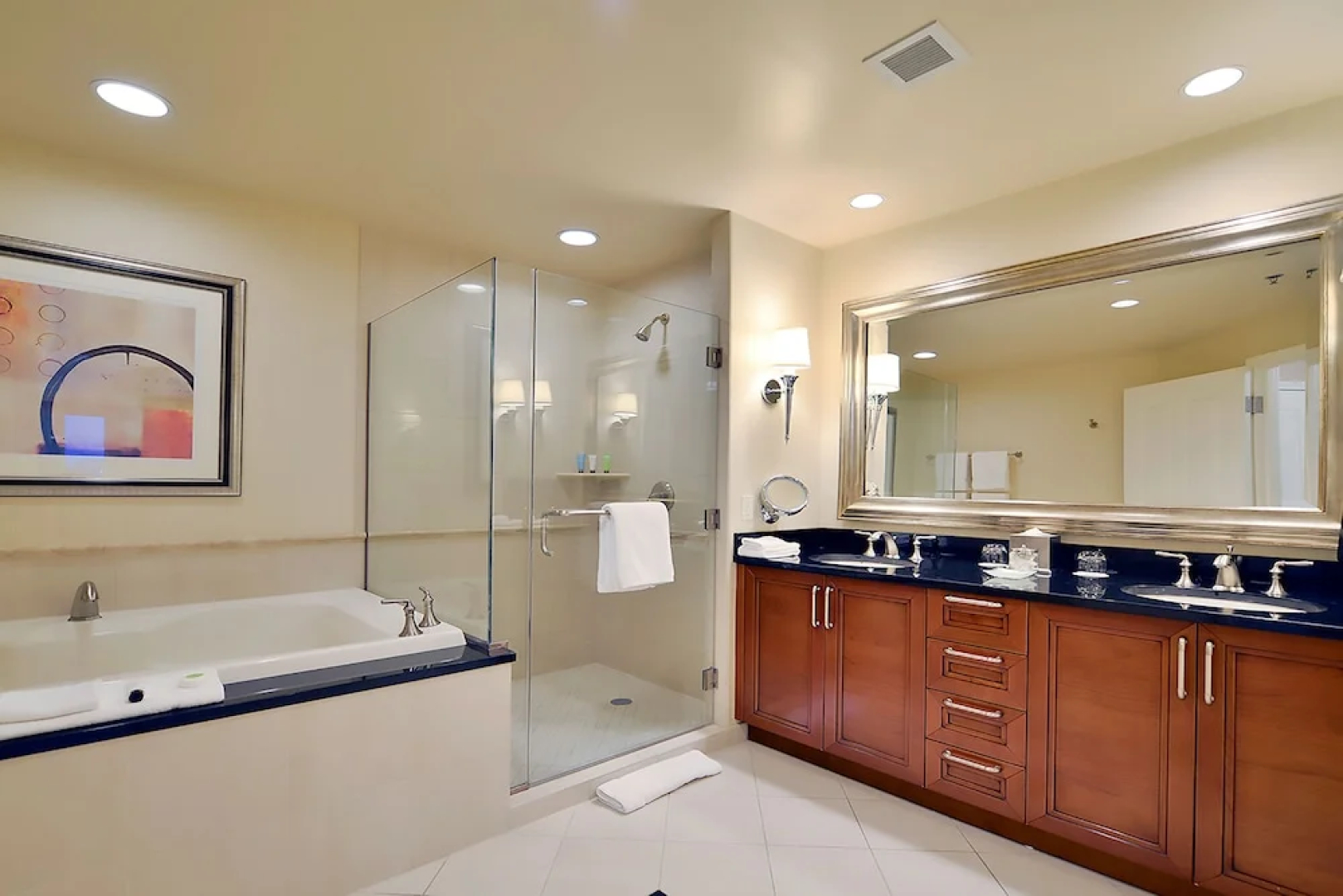 888 Two Bedroom Three Bath Suite at Signature Condo Hotel