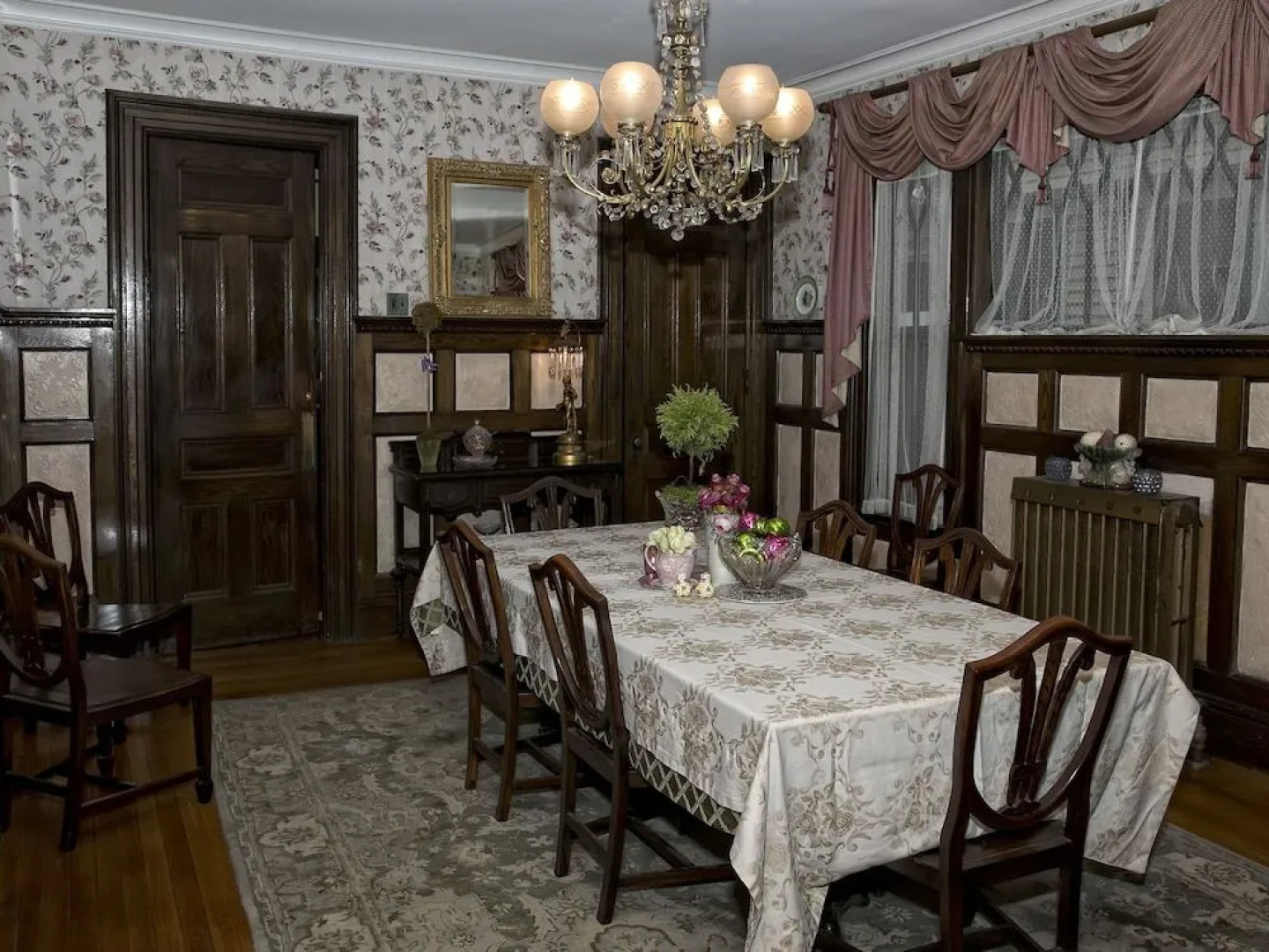 Circular Manor Bed and Breakfast