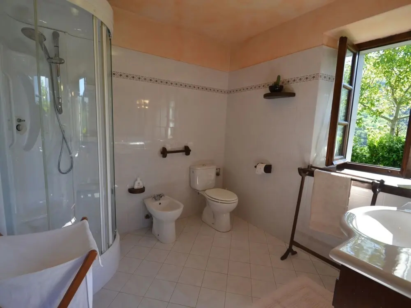 Lovely Farmhouse in Castiglione di Garfagnana with Hot Tub