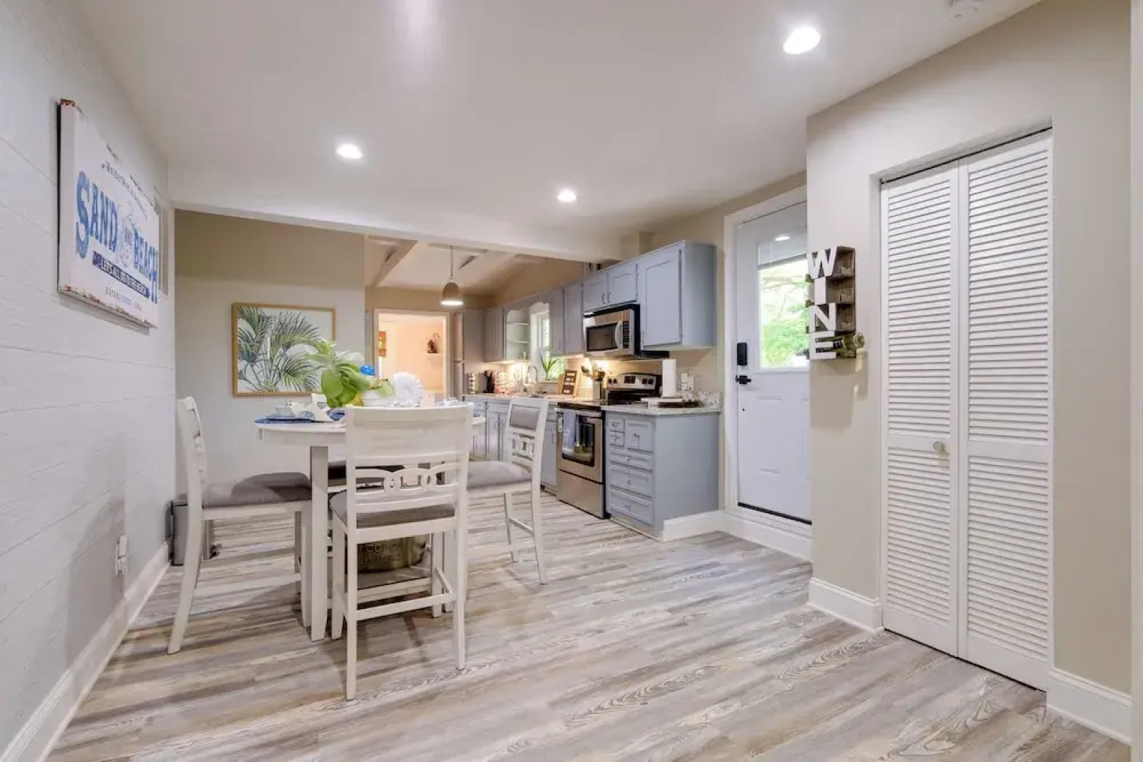 Adorable Beach Cottage w/ Hot Tub & Tropical Bar!