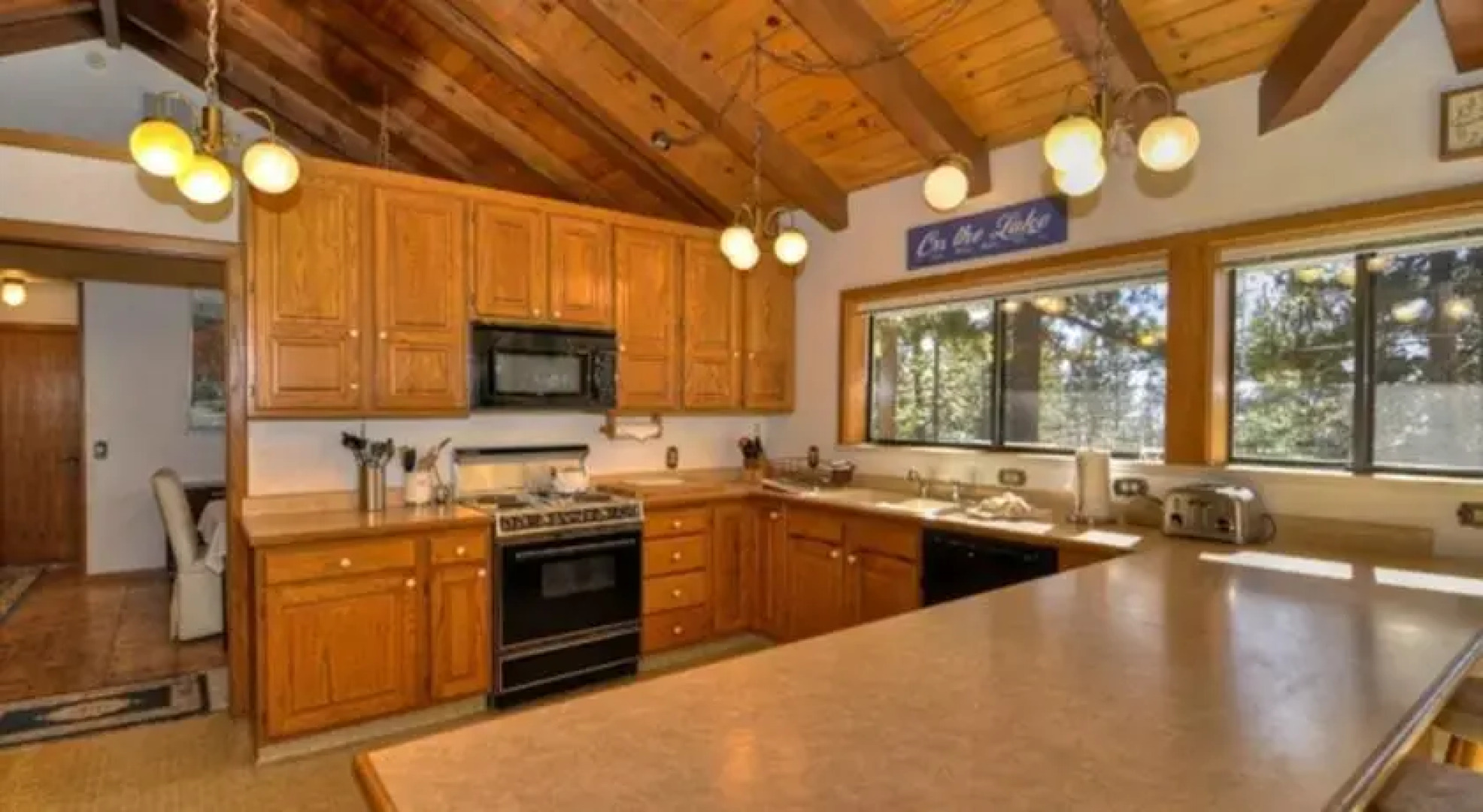 RedAwning Lakeshore Boulevard Grand Retreat