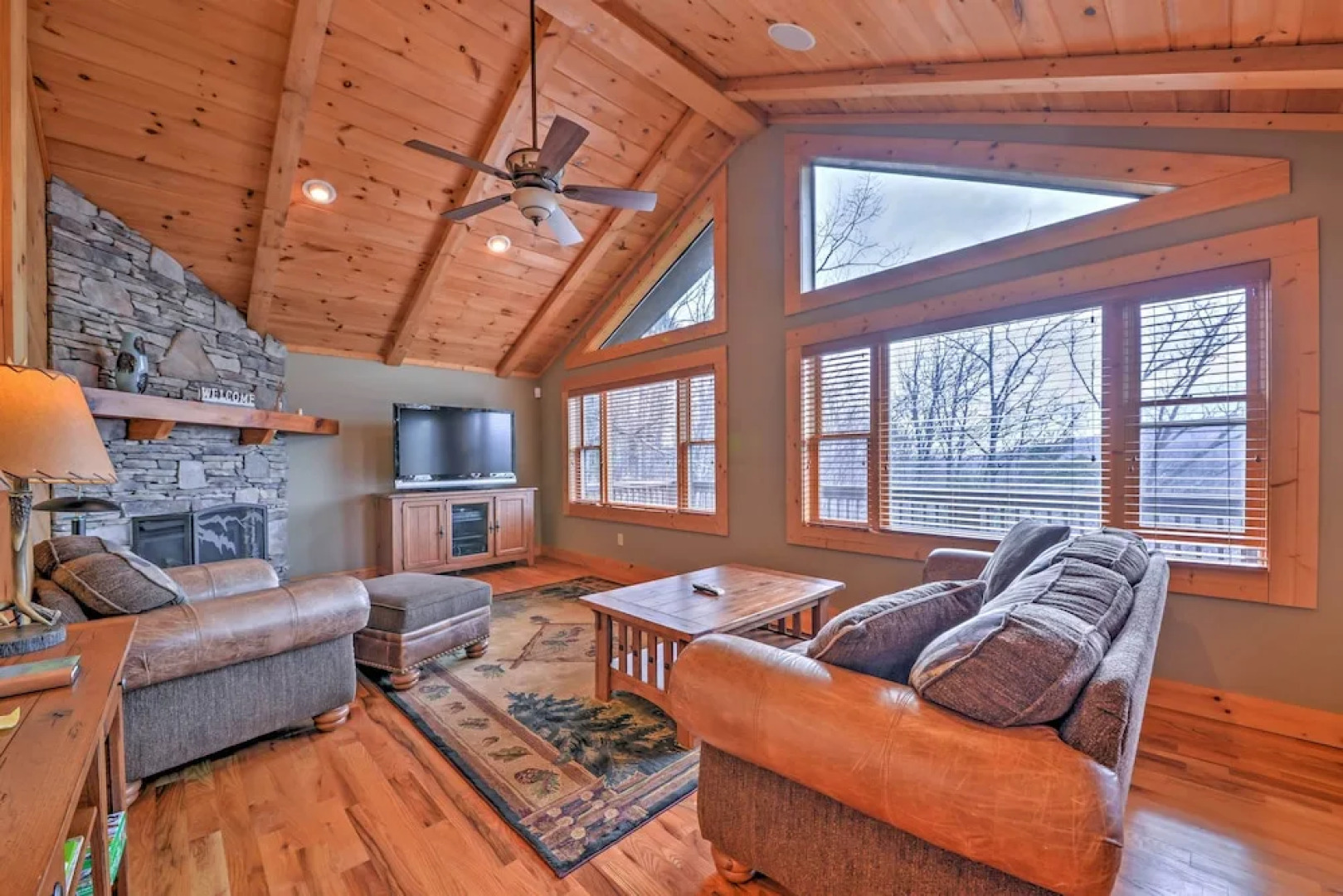 'the Cozy Bear Cabin: Upscale Deck & Mtn Views!