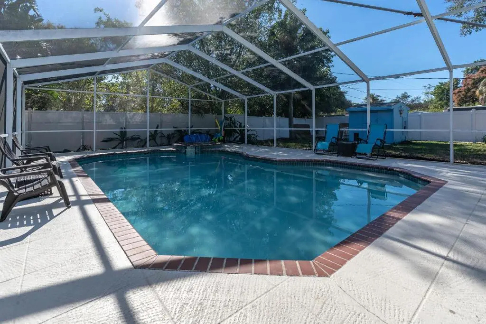 Beautiful home- Private getaway-Heated Pool/Hottub