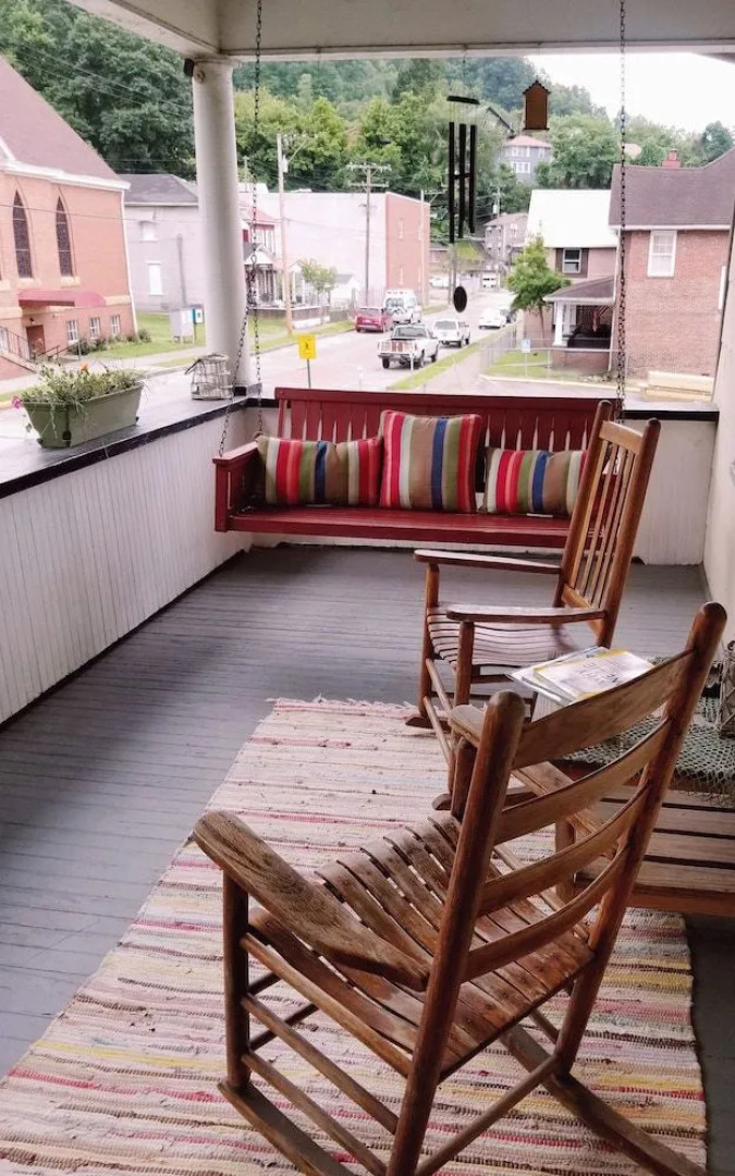 Hatfield McCoy House Inn