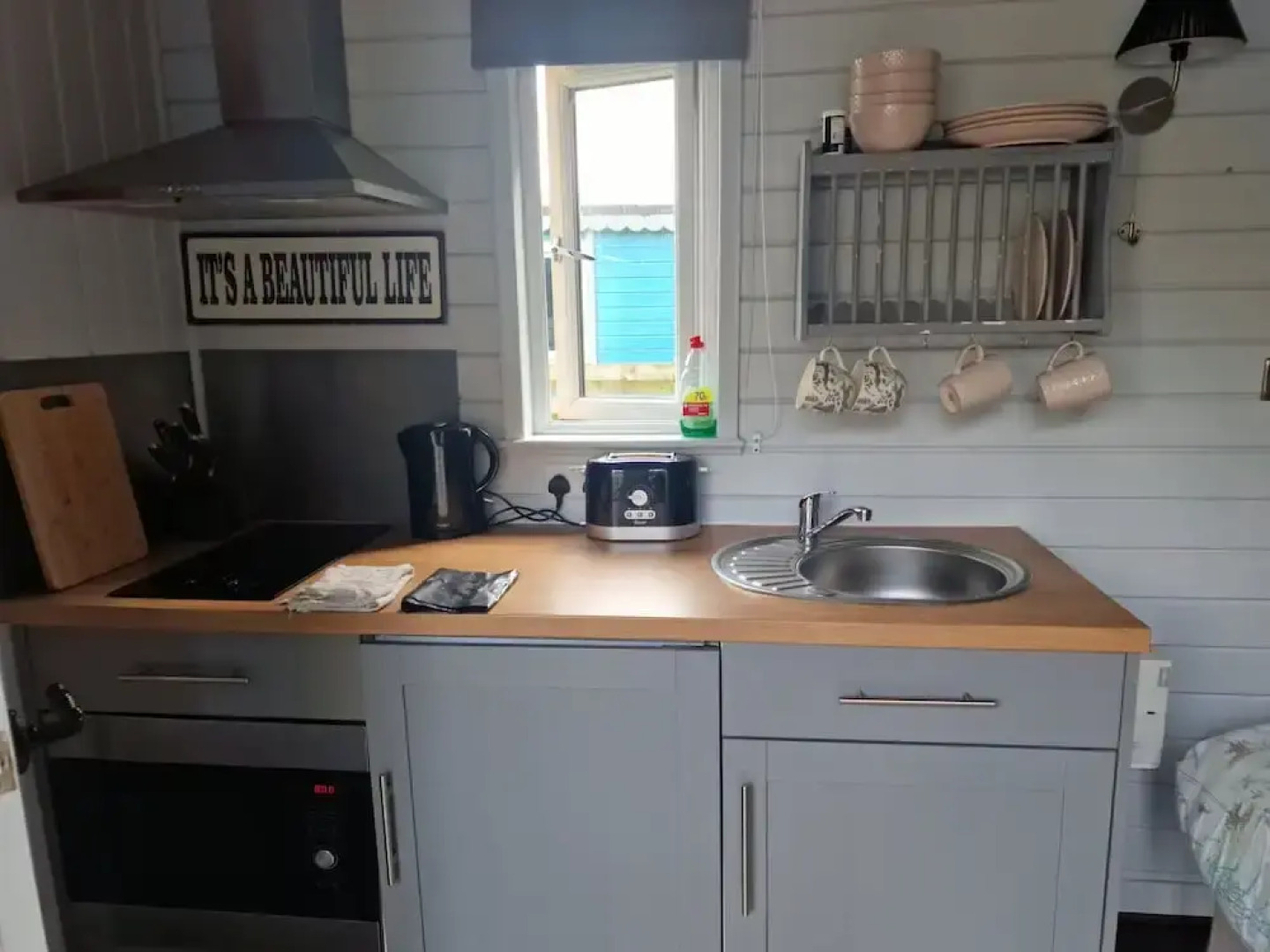 Glamping Hut - Riverside 1