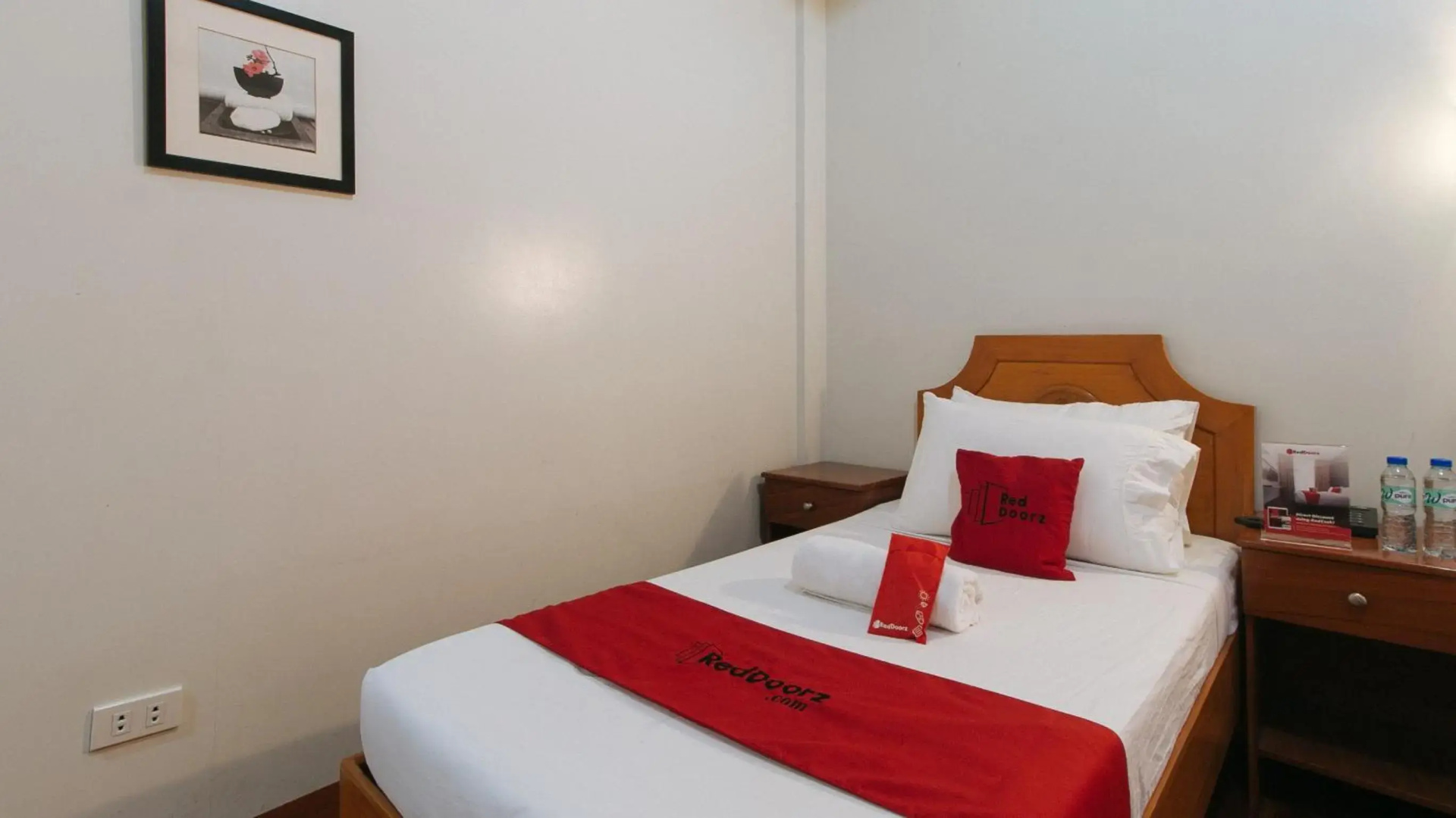 RedDoorz Premium @ Nick Hotel Gerona Tarlac