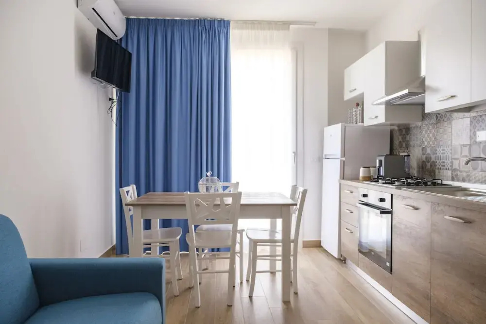 Smeraldo Apartment On Sea Shore