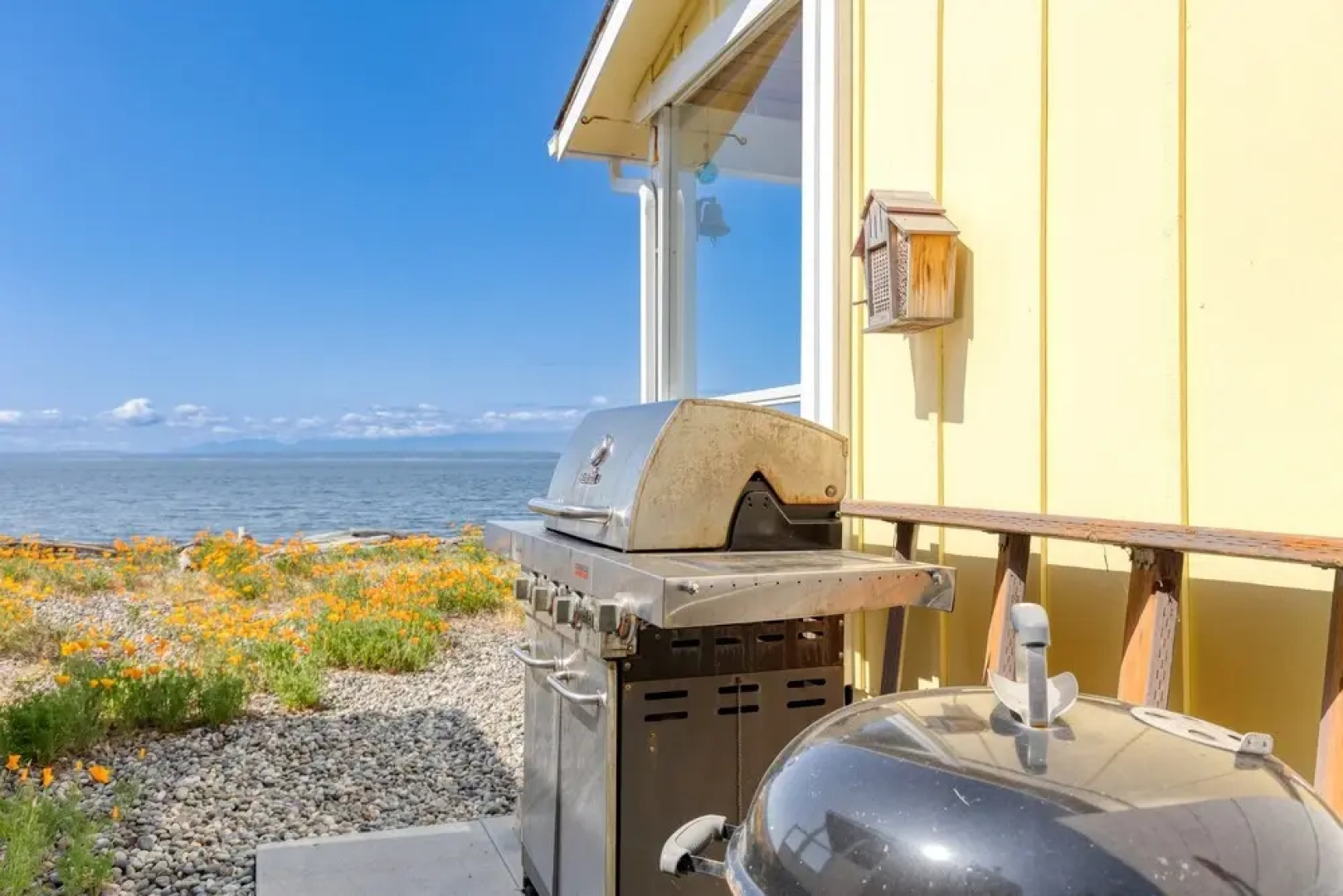 Vintage Beach House by Avantstay Waterfront Home