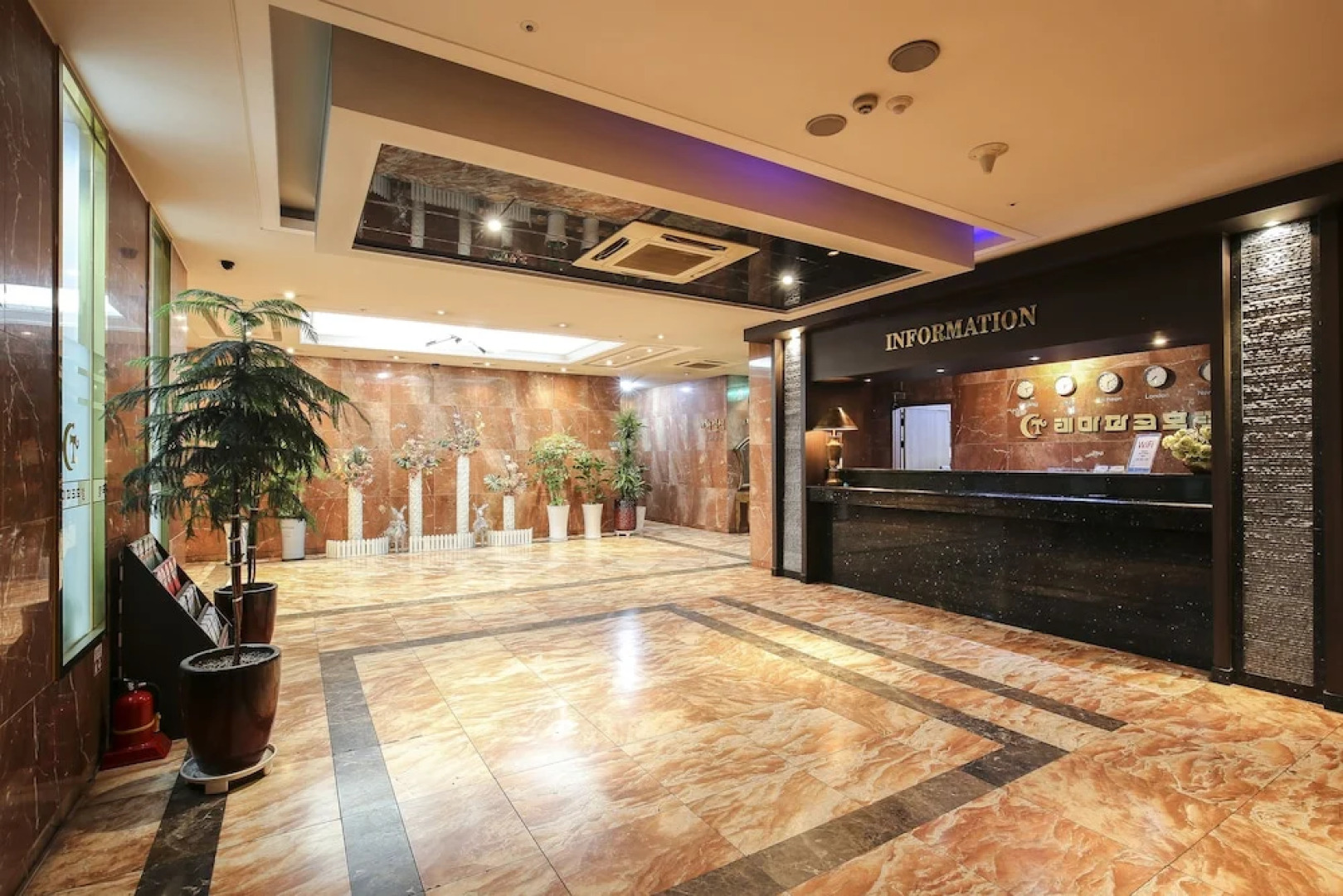 Themepark Tourist Hotel