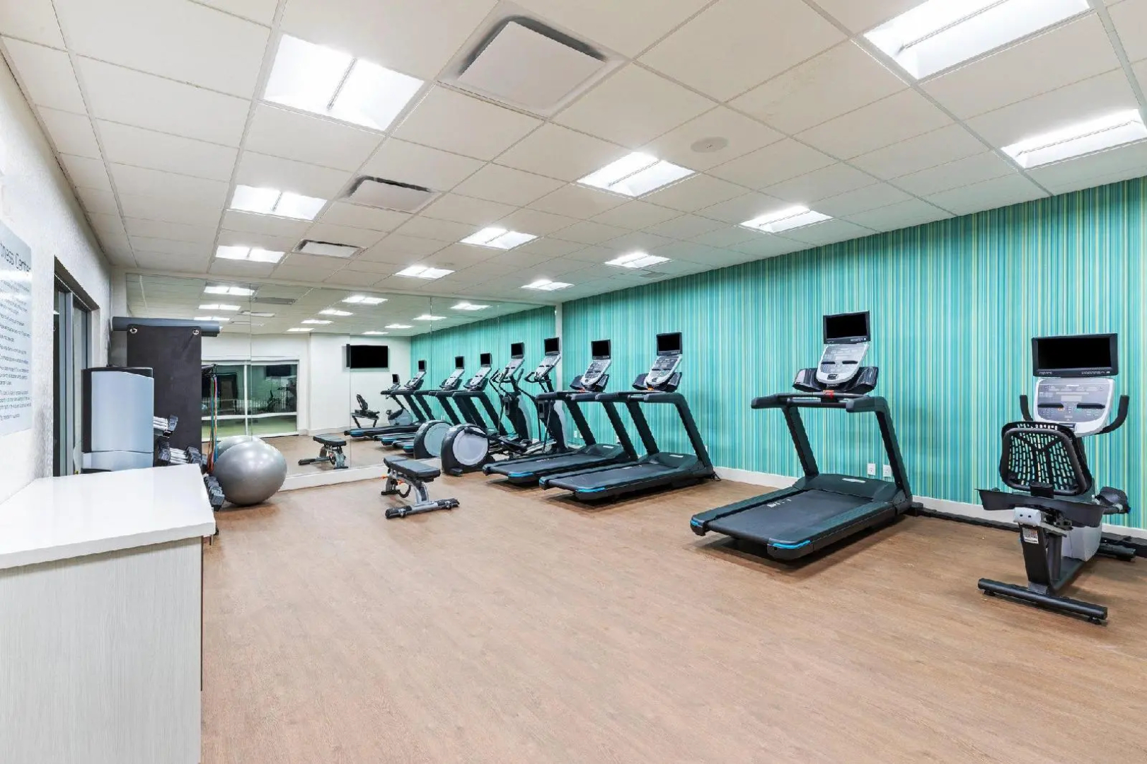 Holiday Inn Express & Suites Parsons by IHG