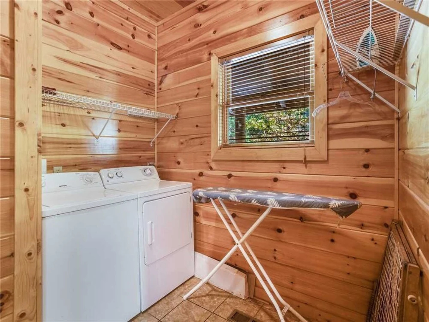 Big Bear Lodge - Five Bedroom Cabin